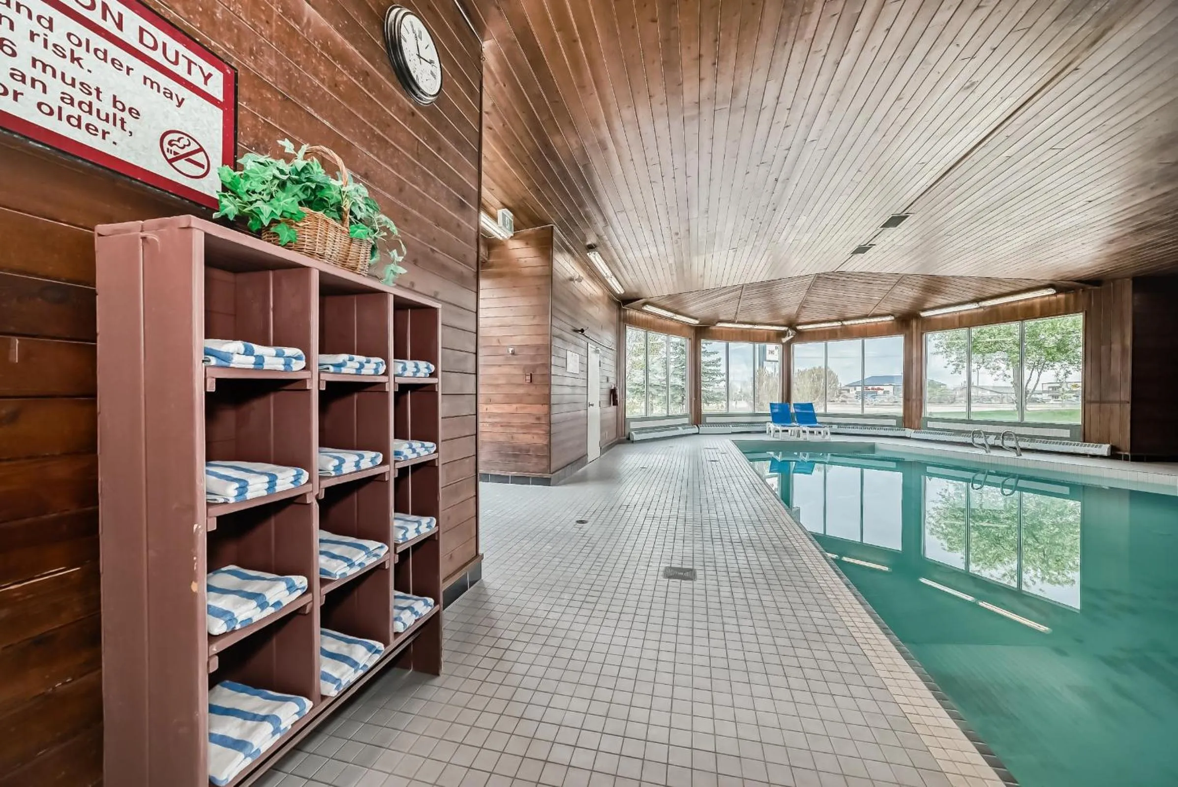 Swimming pool in Stony Plain Inn & Suites