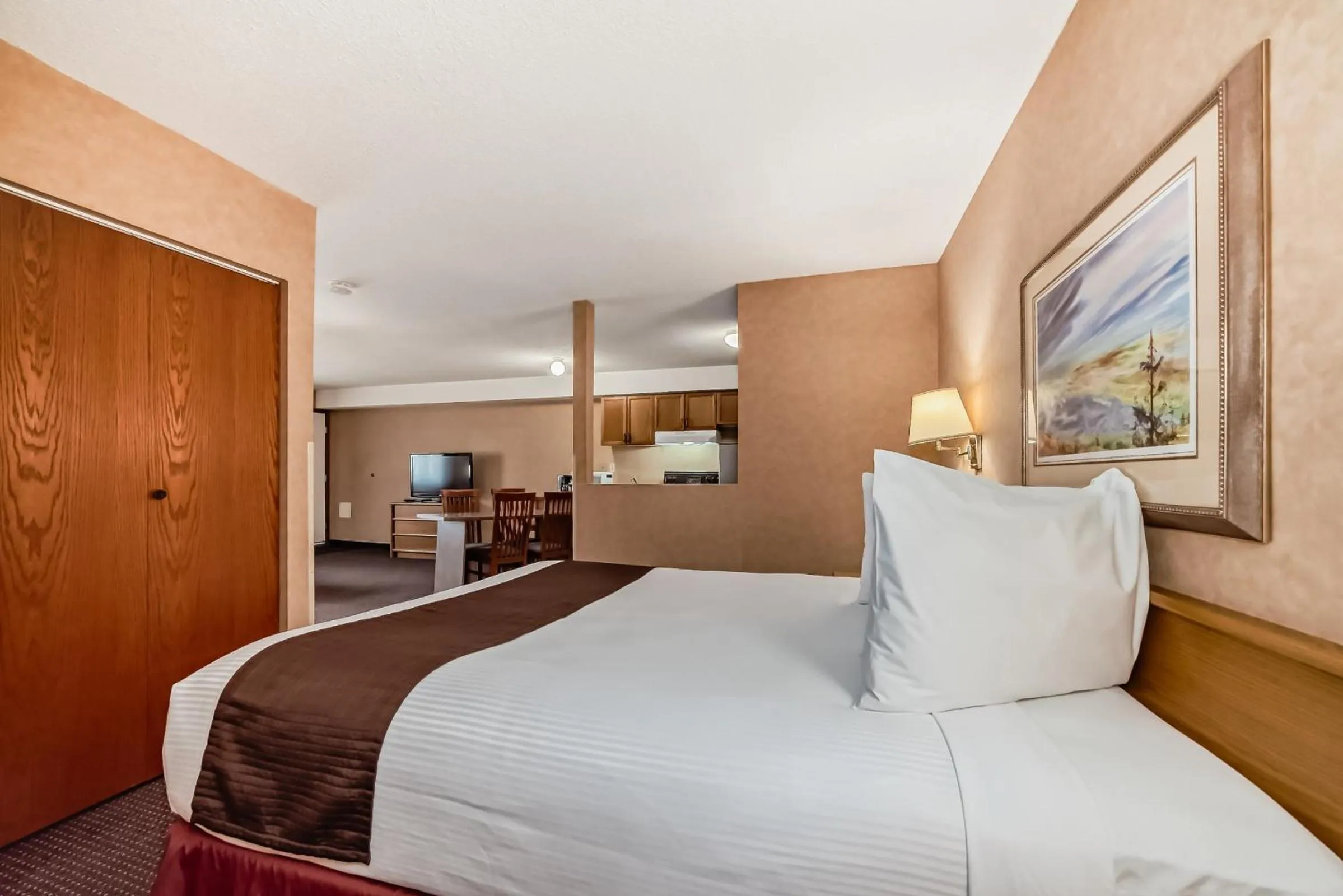 Photo of the whole room, Bed in Stony Plain Inn & Suites