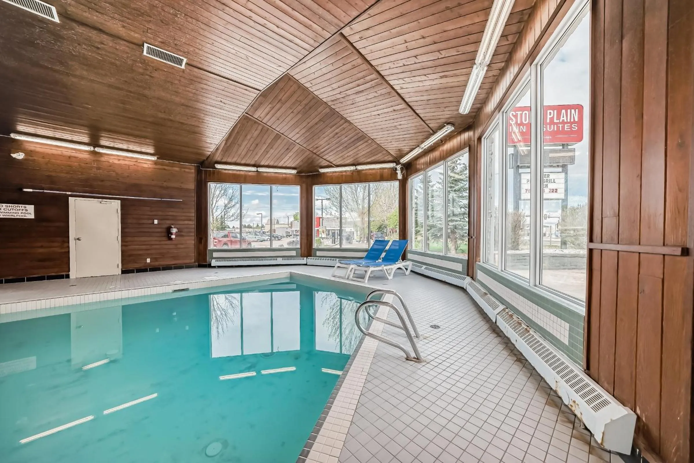 Swimming pool in Stony Plain Inn & Suites