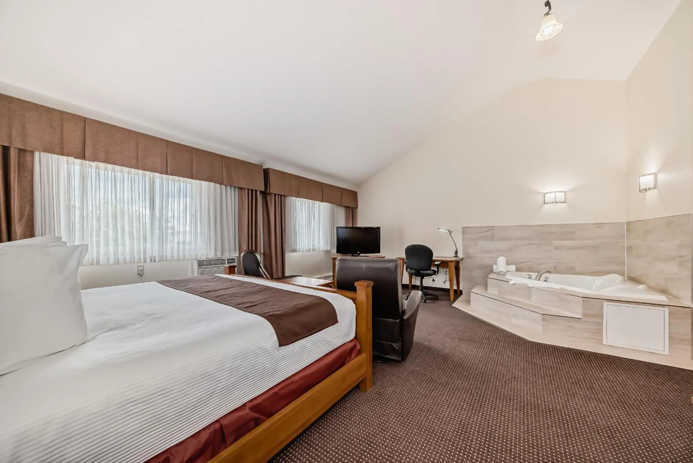 Photo of the whole room, Bed in Stony Plain Inn & Suites