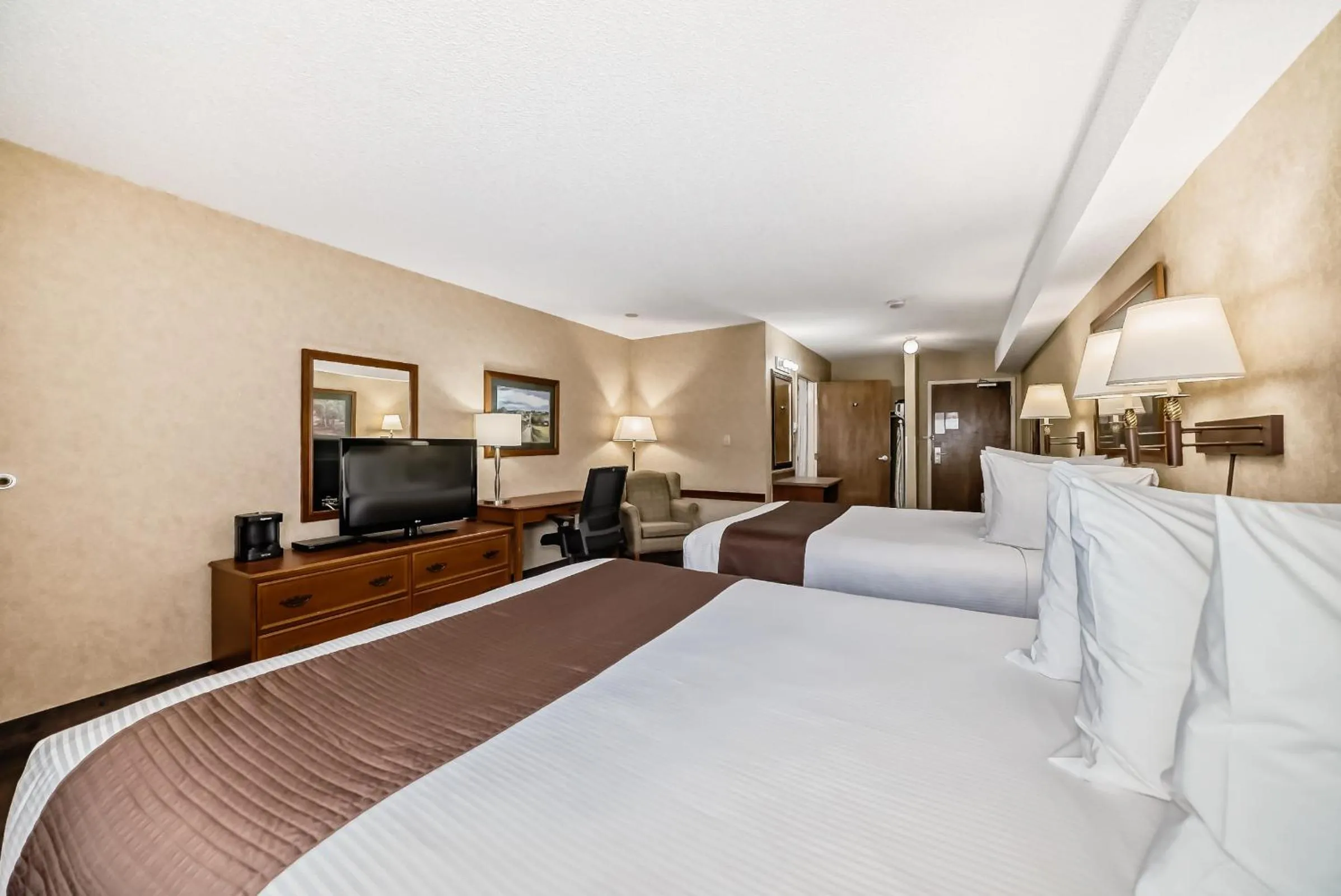 Photo of the whole room, Bed in Stony Plain Inn & Suites
