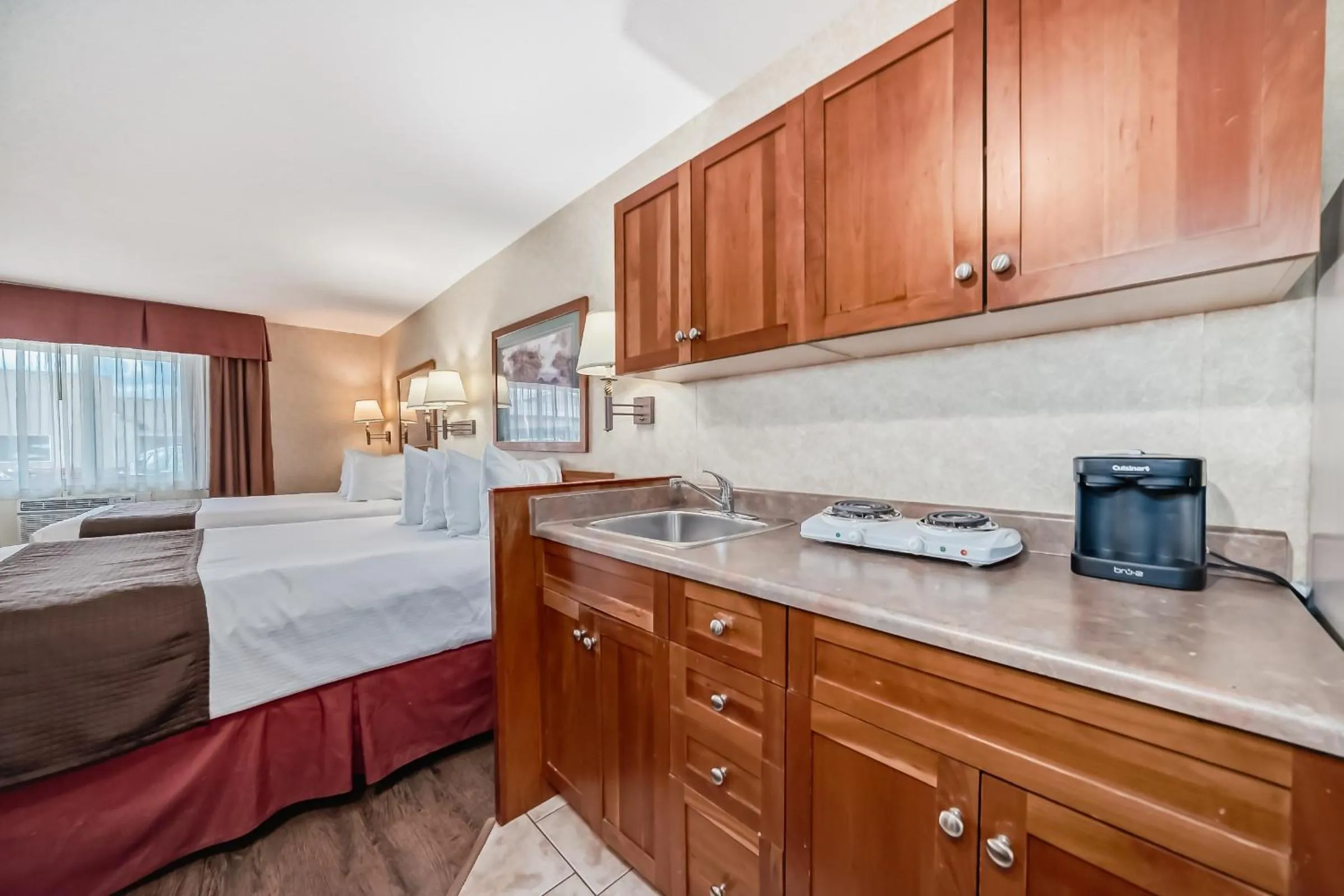 Photo of the whole room, Bed in Stony Plain Inn & Suites