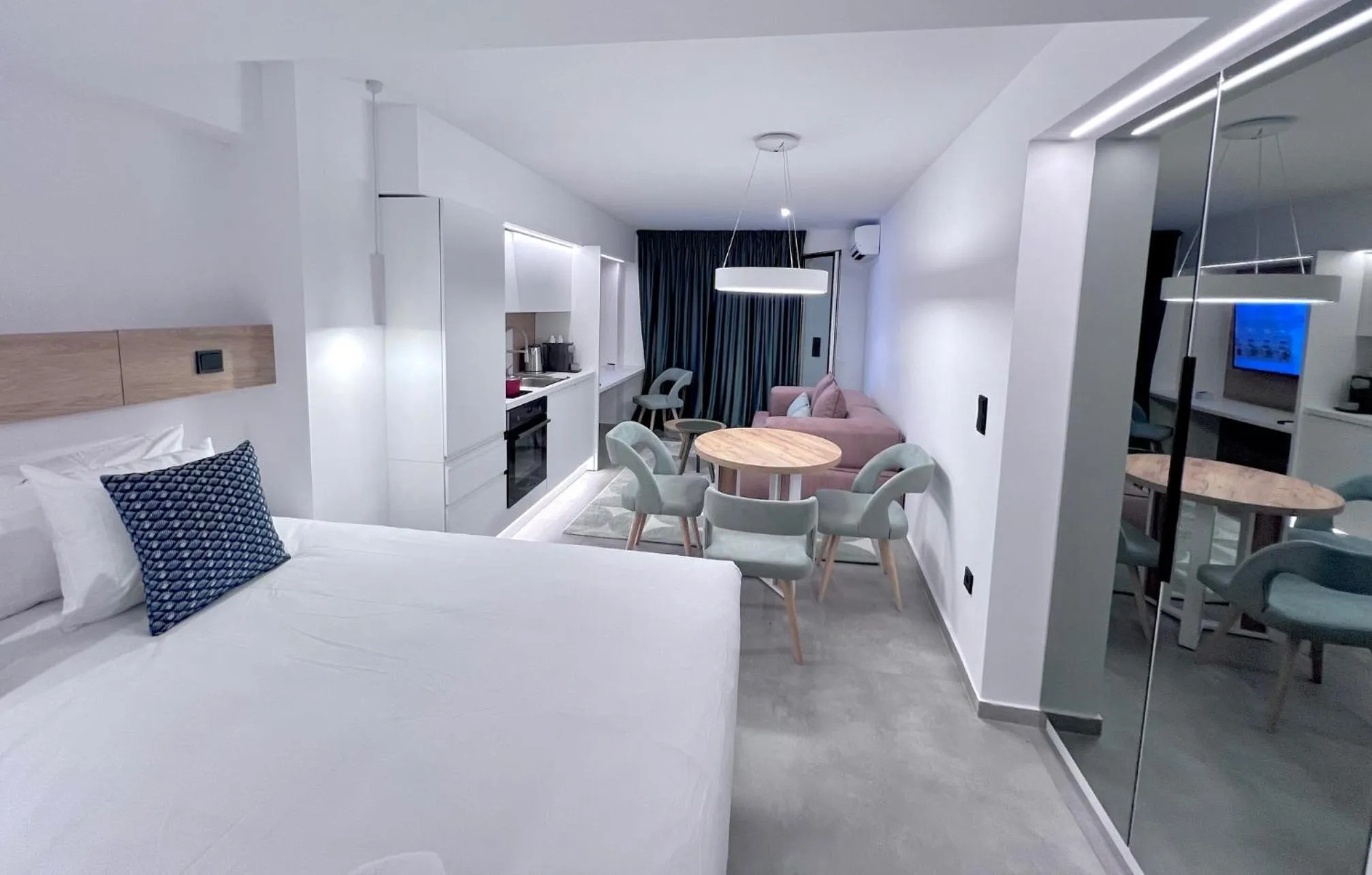 Bed in PINACOTA SUITES ATHENS