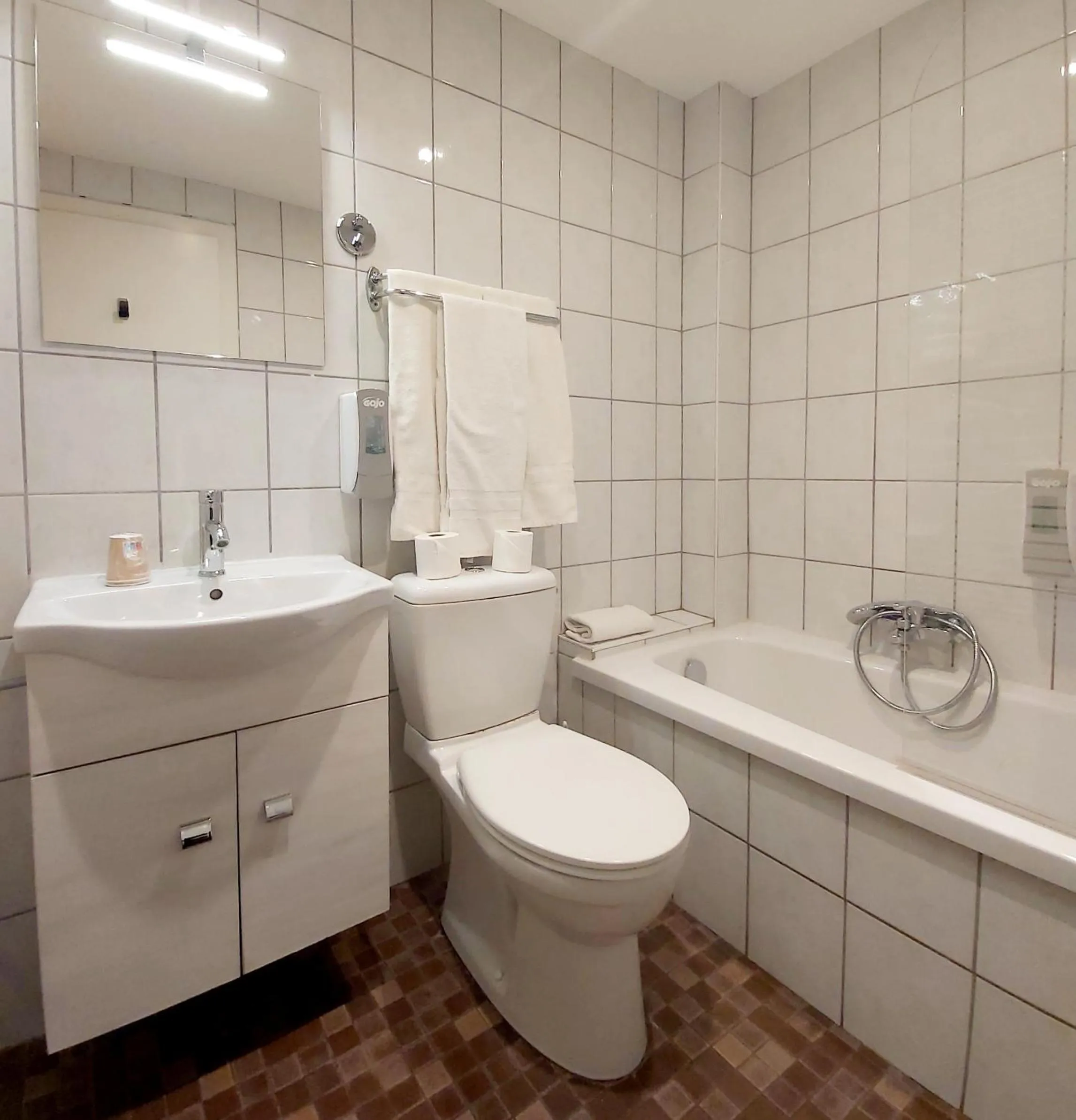 Toilet in The Originals City, Hôtel Colmar Gare