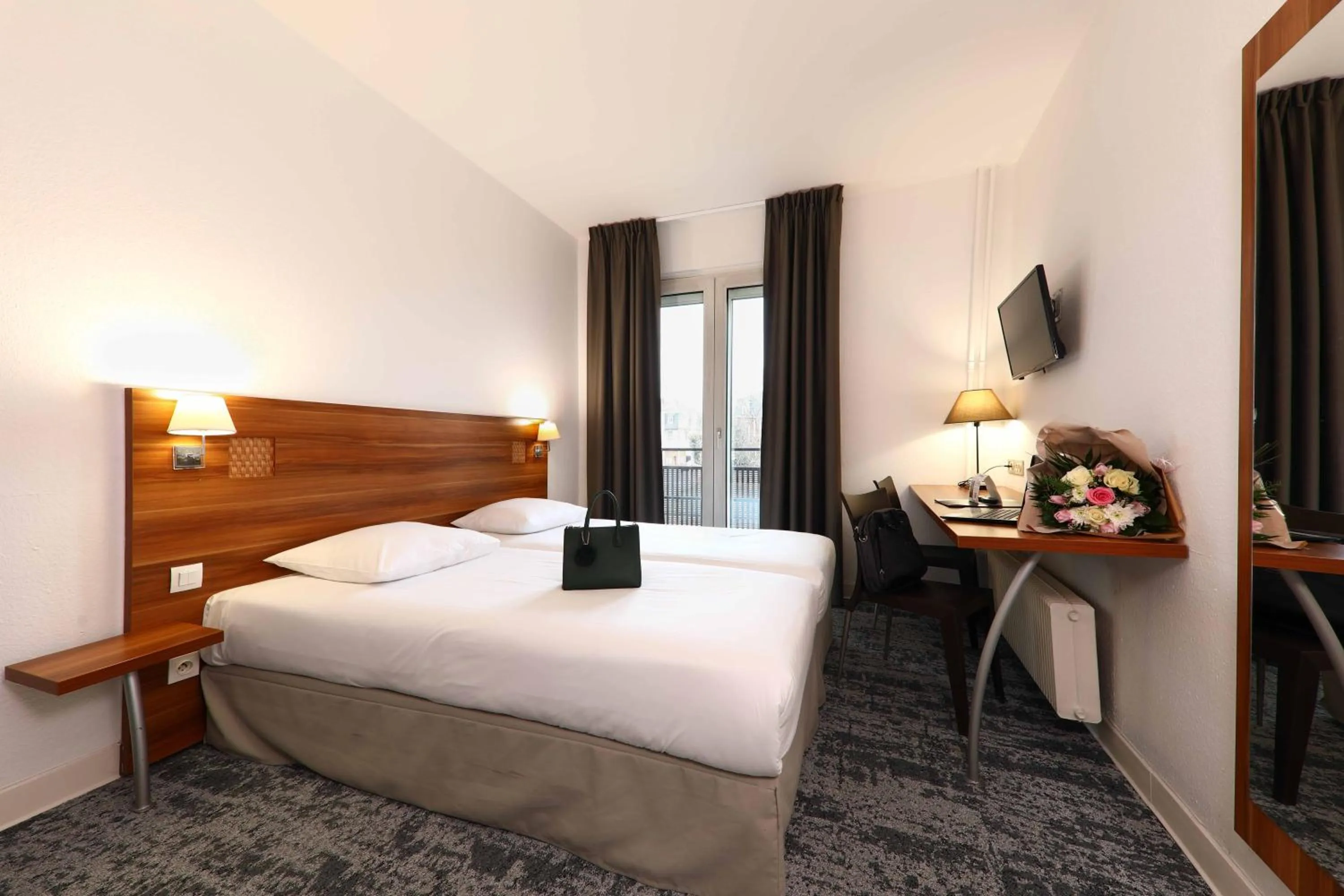 Property building, Bed in The Originals City, Hôtel Colmar Gare