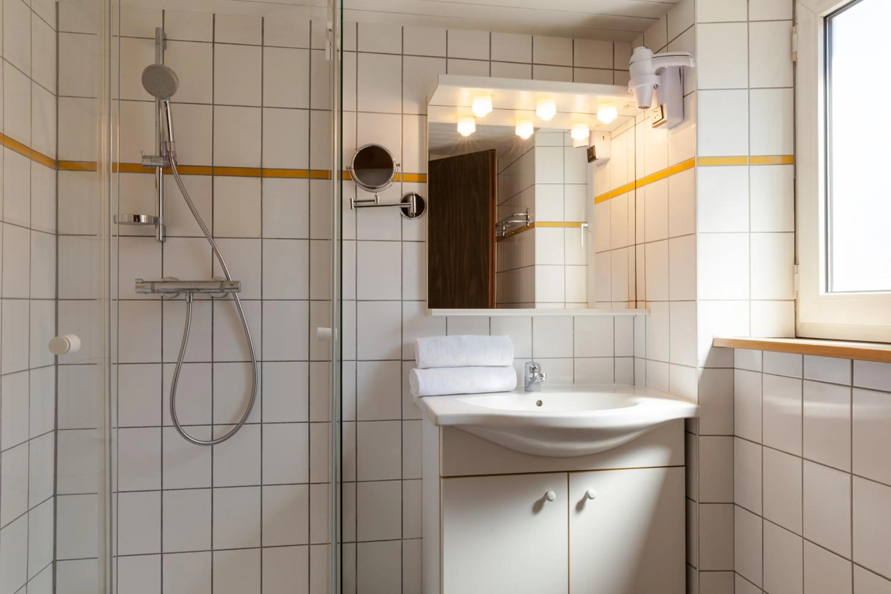 Shower in The Originals City, Hôtel Colmar Gare