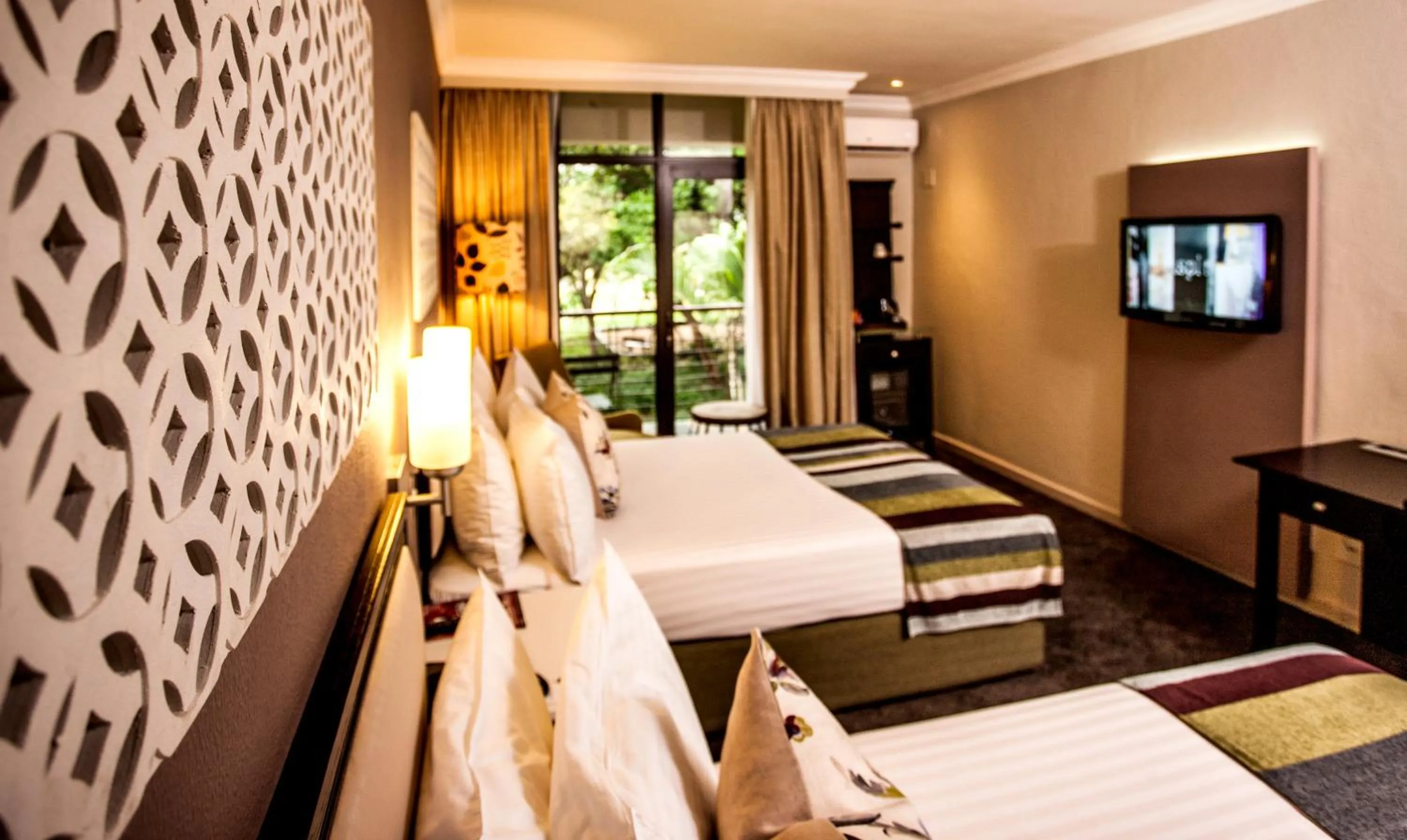 Photo of the whole room, Bed in Sabi River Sun Resort