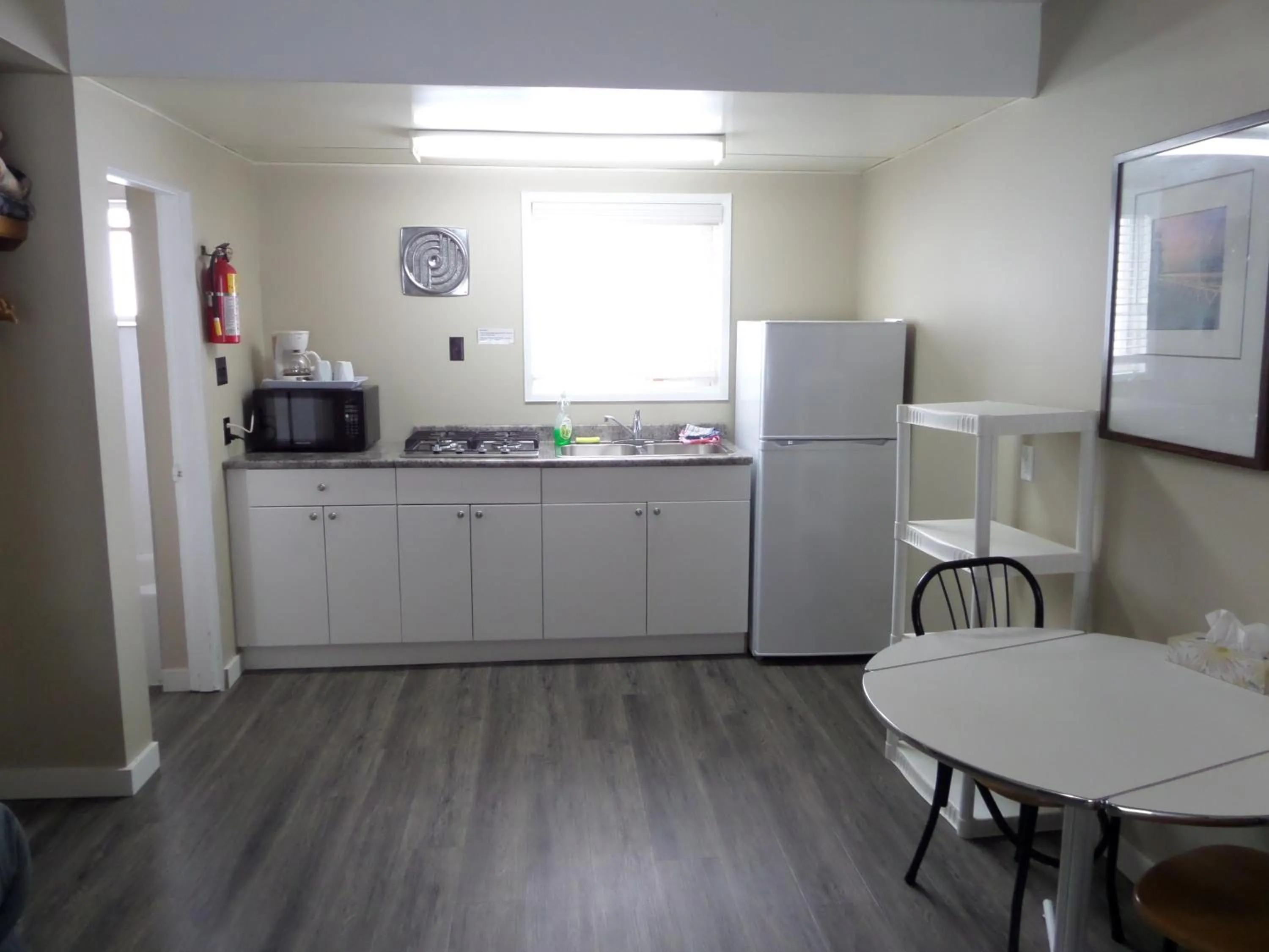 Kitchen or kitchenette in Ray Lyn Motel