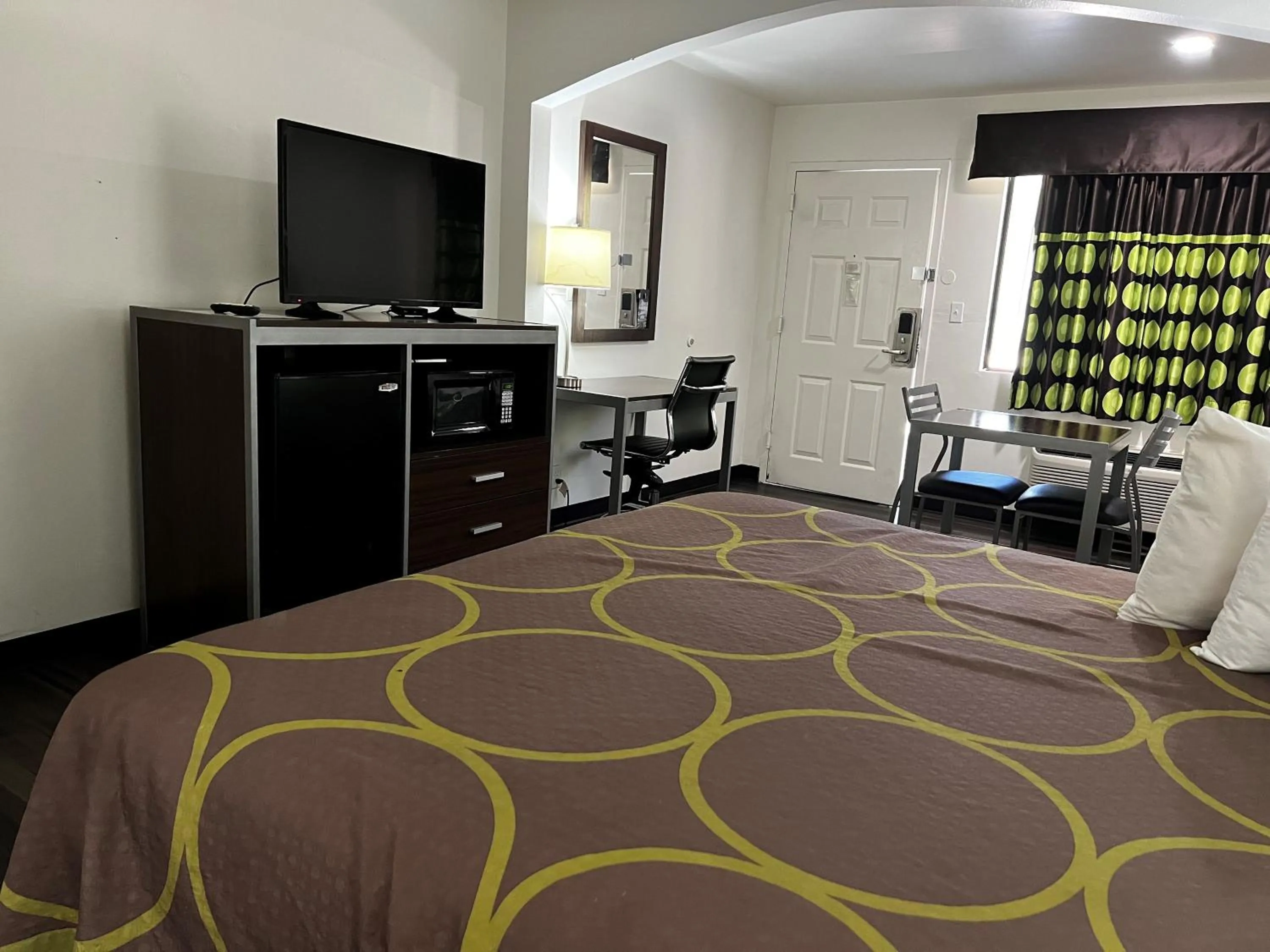 TV and multimedia, Bed in Super 8 by Wyndham Slidell