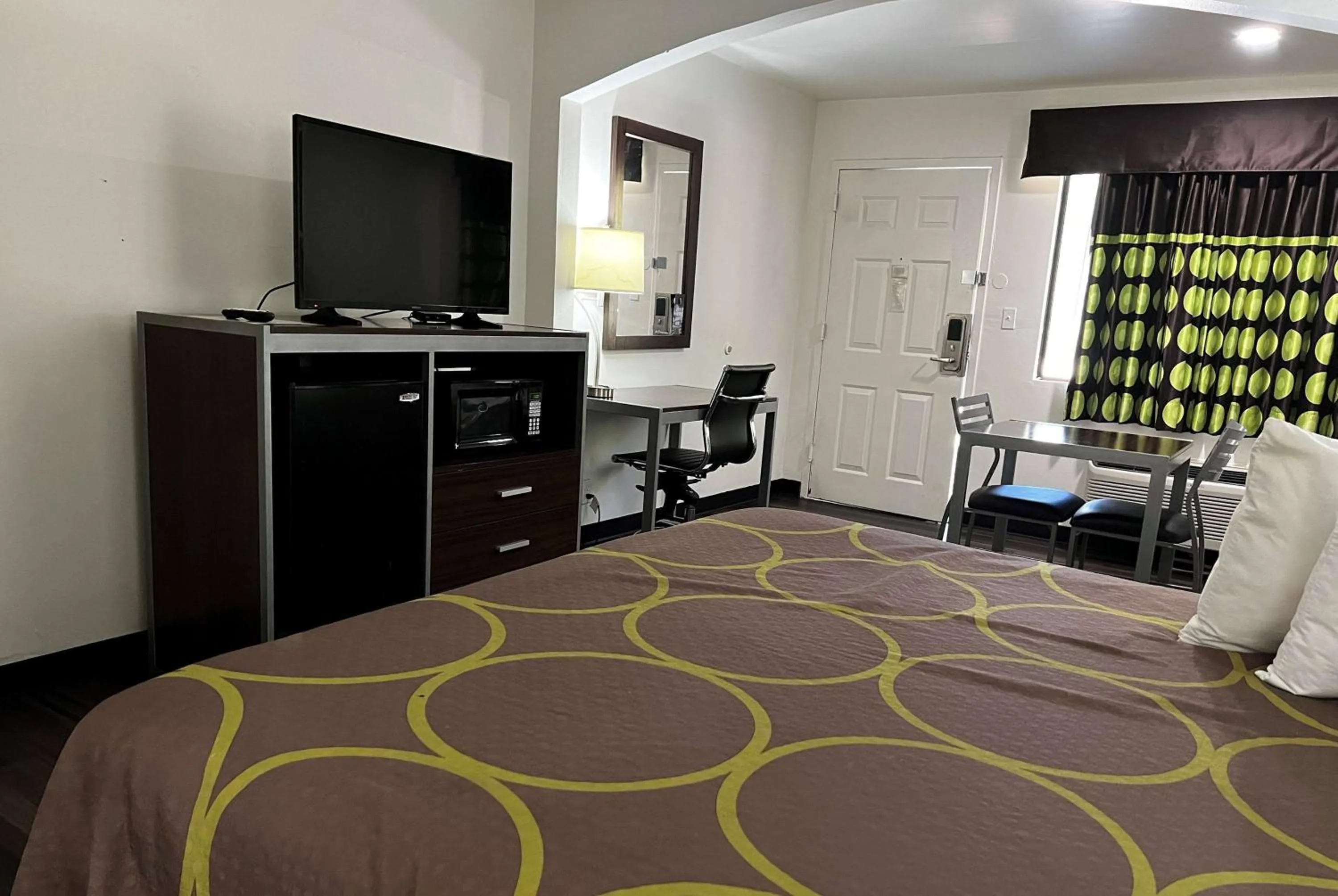 Photo of the whole room, Bed in Super 8 by Wyndham Slidell