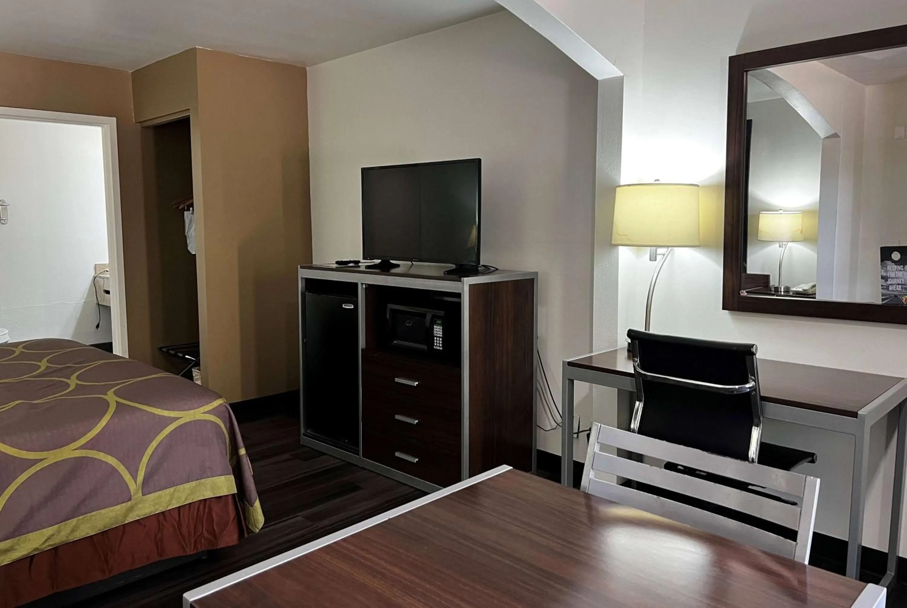 Photo of the whole room, Bed in Super 8 by Wyndham Slidell