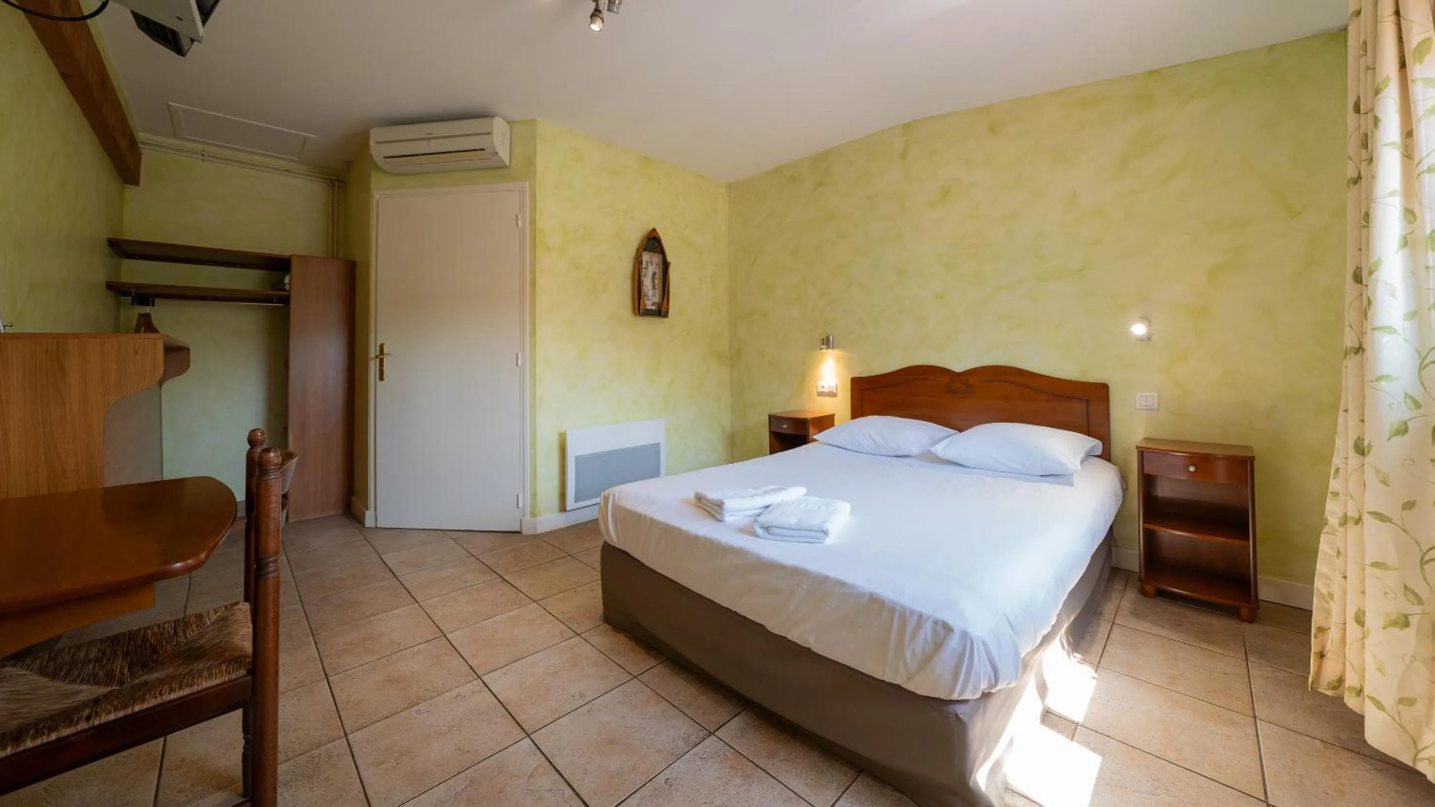 Bed in Le Relais Du Canalou