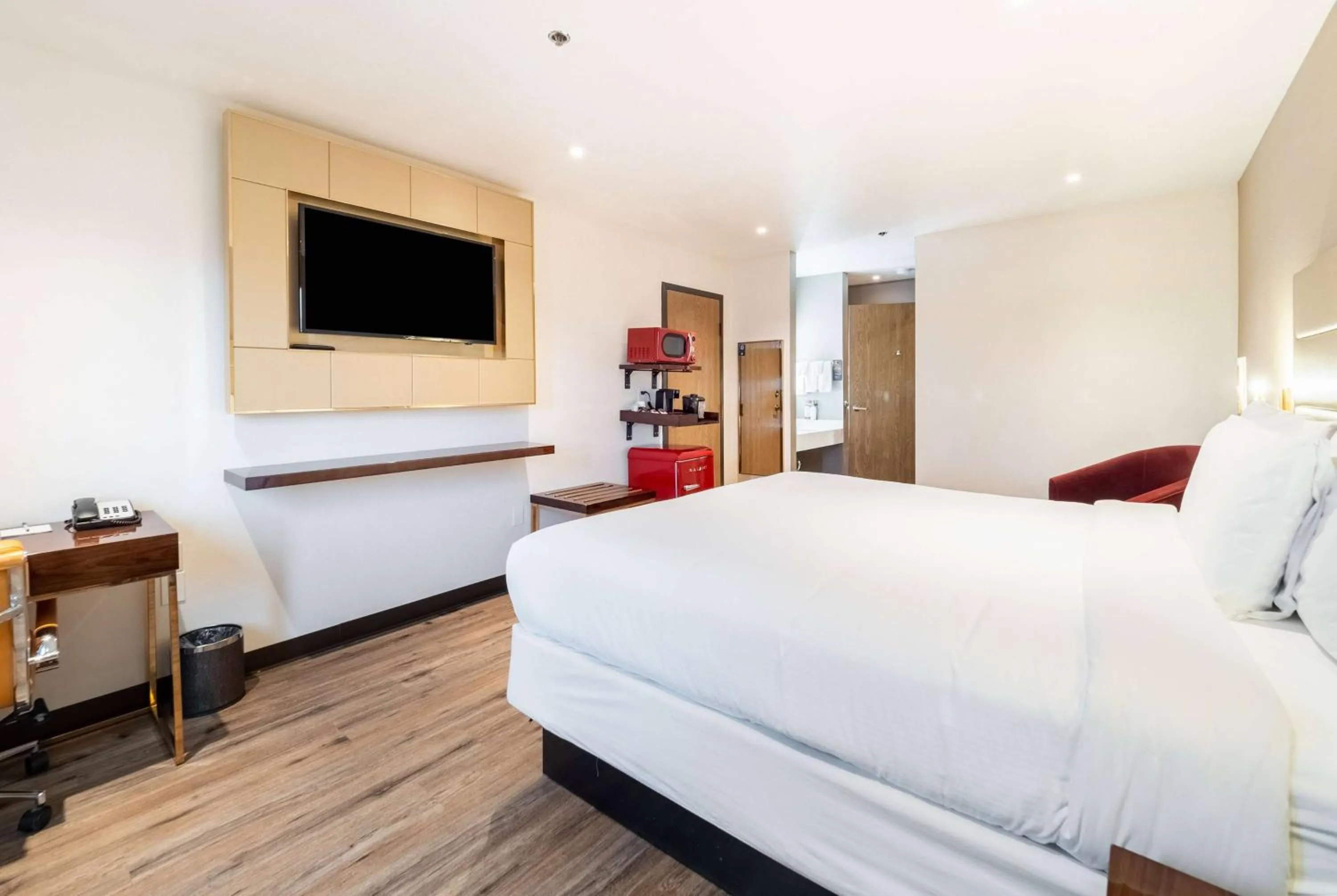 Photo of the whole room, Bed in Baymont by Wyndham Anderson