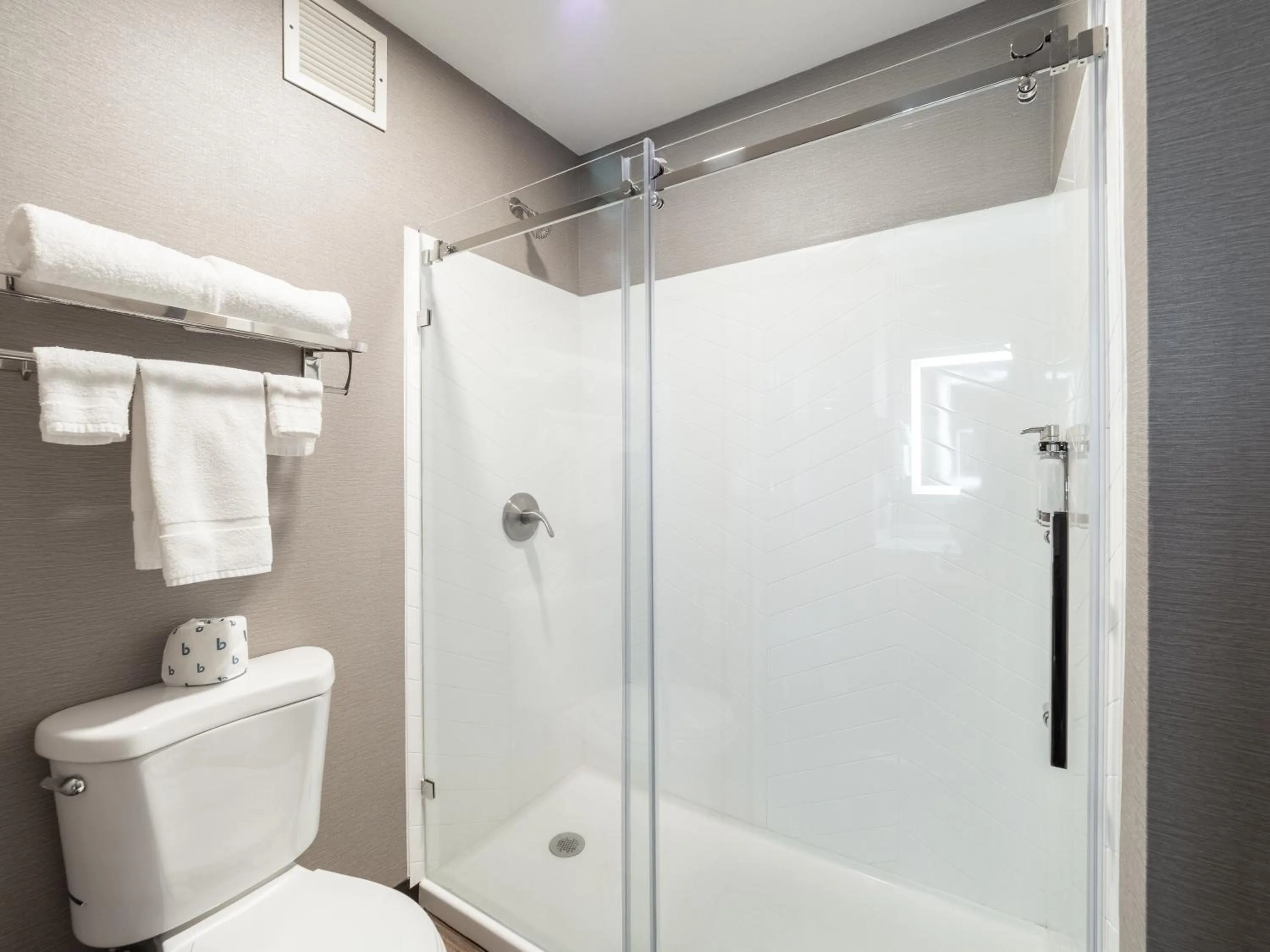 Bathroom in Baymont by Wyndham Anderson