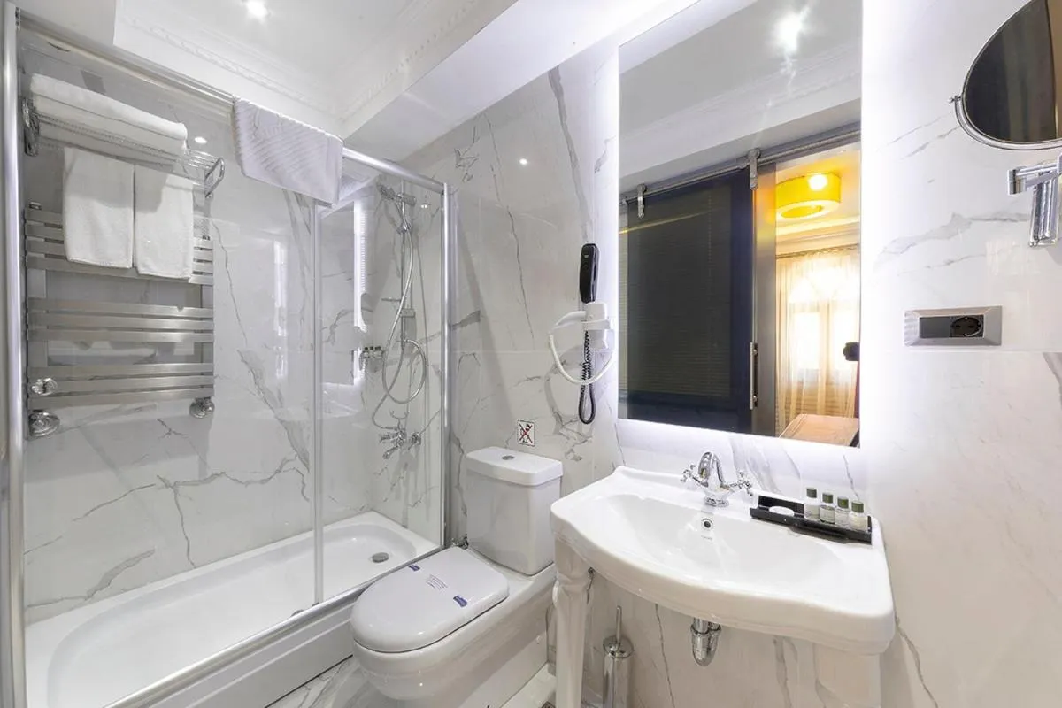 Shower in No2 Hotel By Şükrü