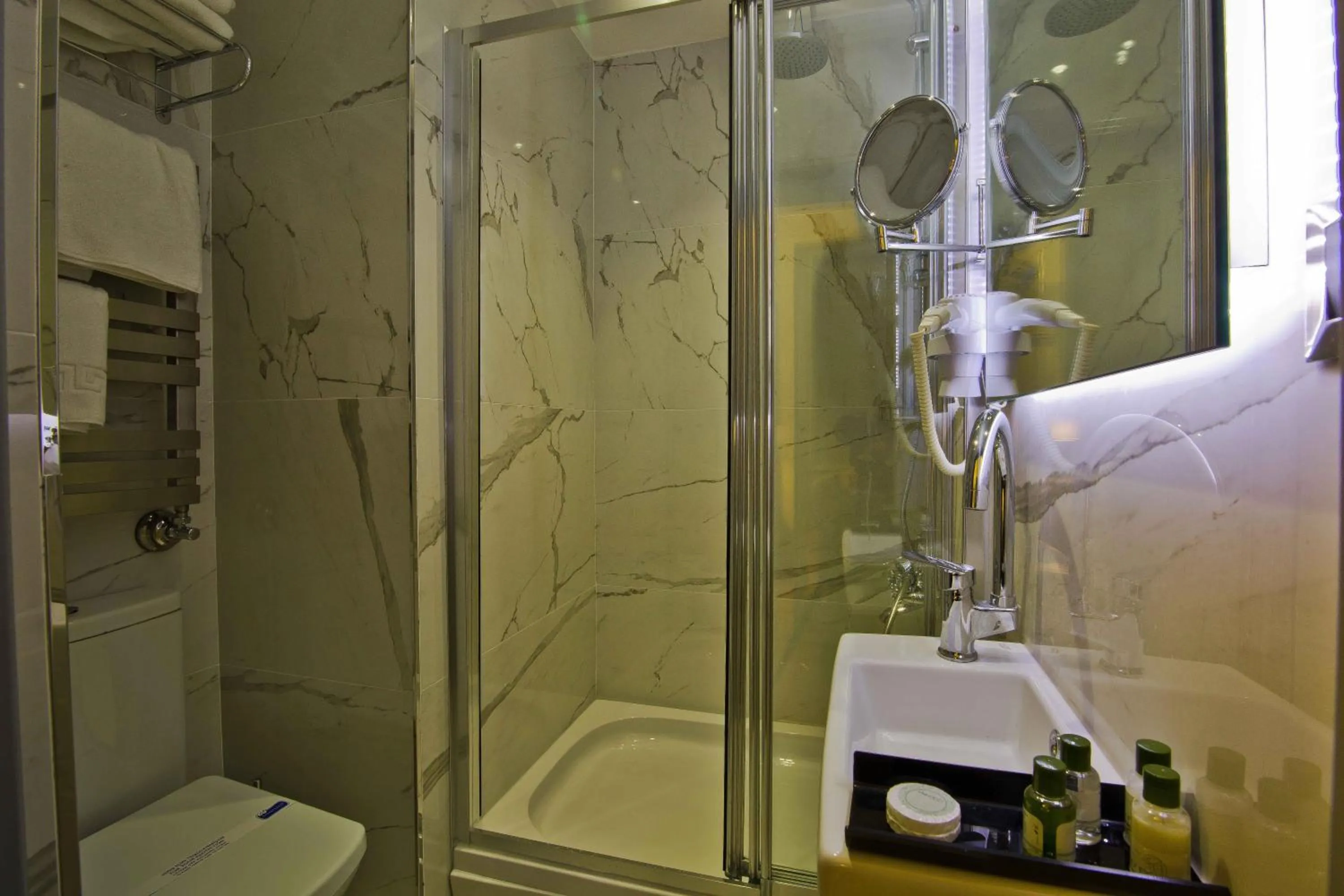 Bathroom in No2 Hotel By Şükrü