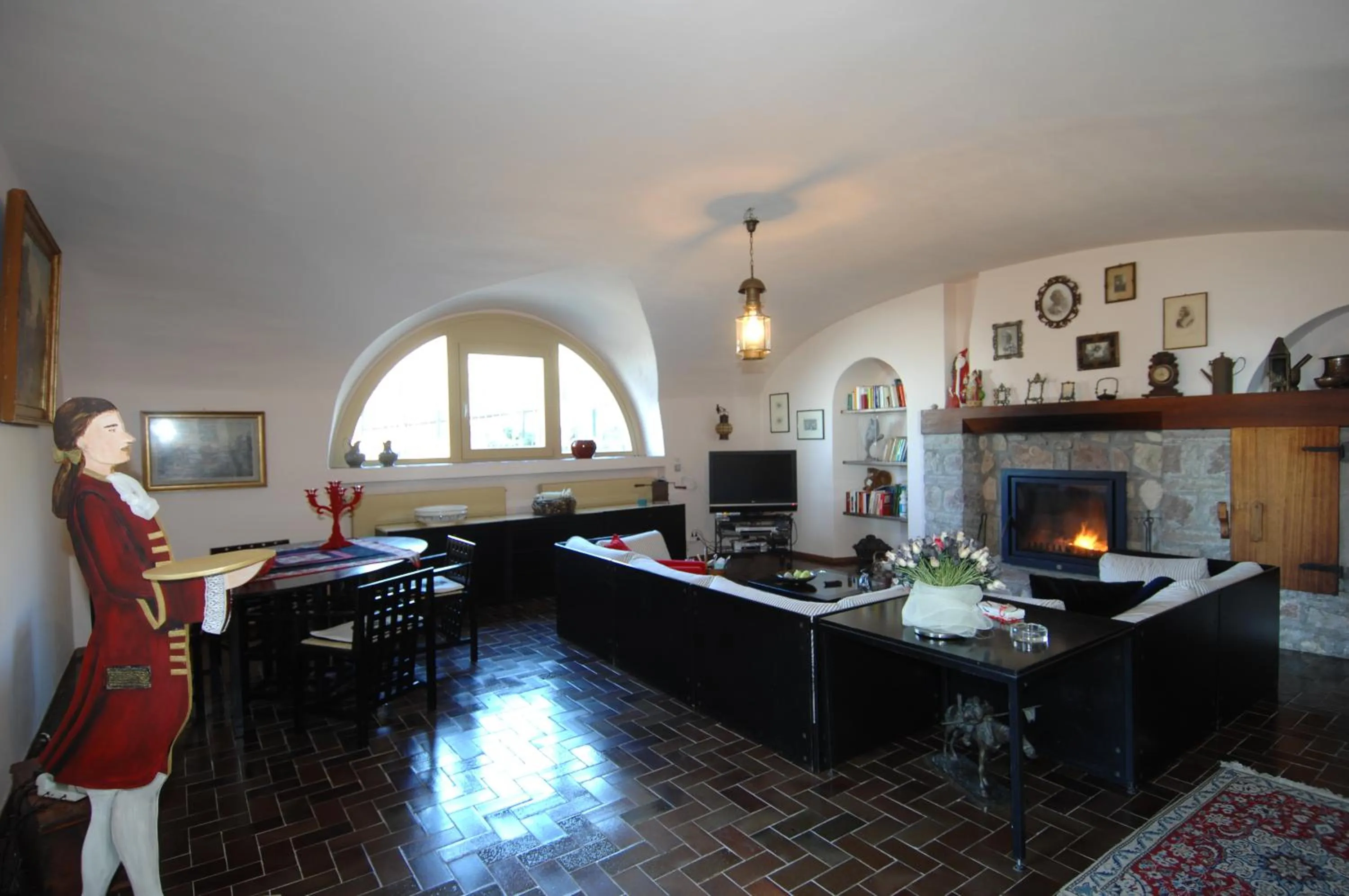 Communal lounge/ TV room in Mirabilia