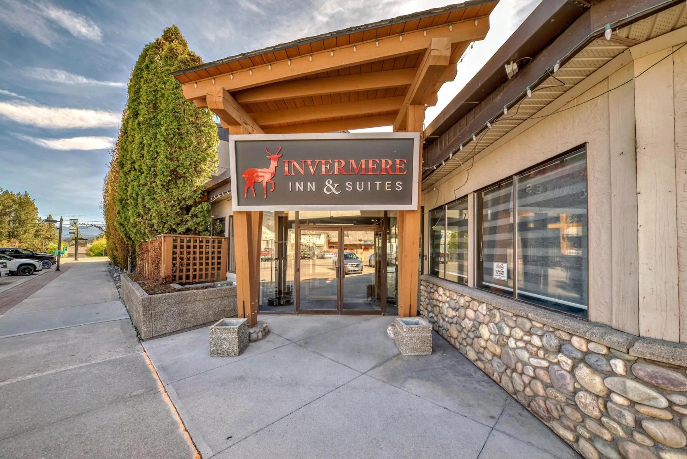 Invermere Inn & Suites