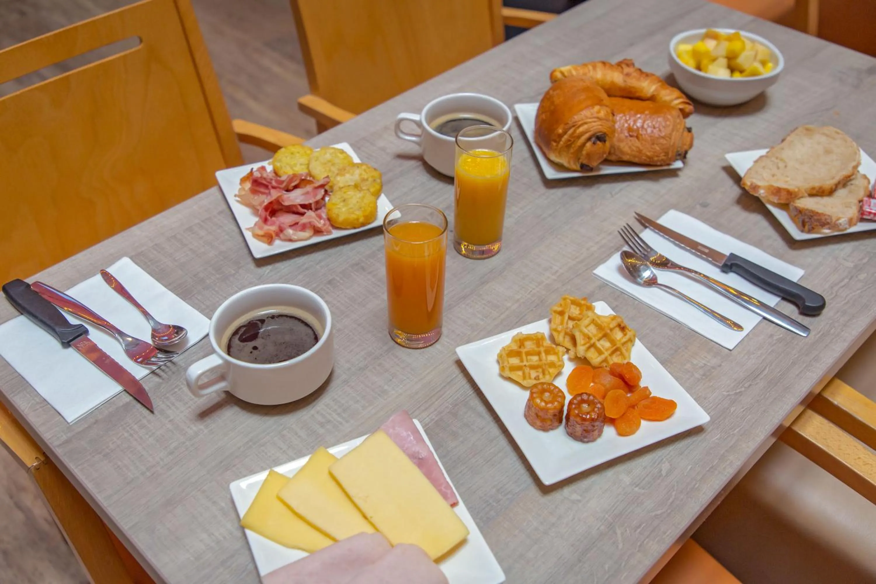 Buffet breakfast in SOWELL RESIDENCES New Chastillon