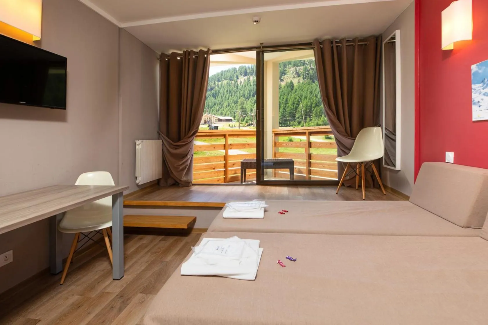 Living room, Bed in SOWELL RESIDENCES New Chastillon