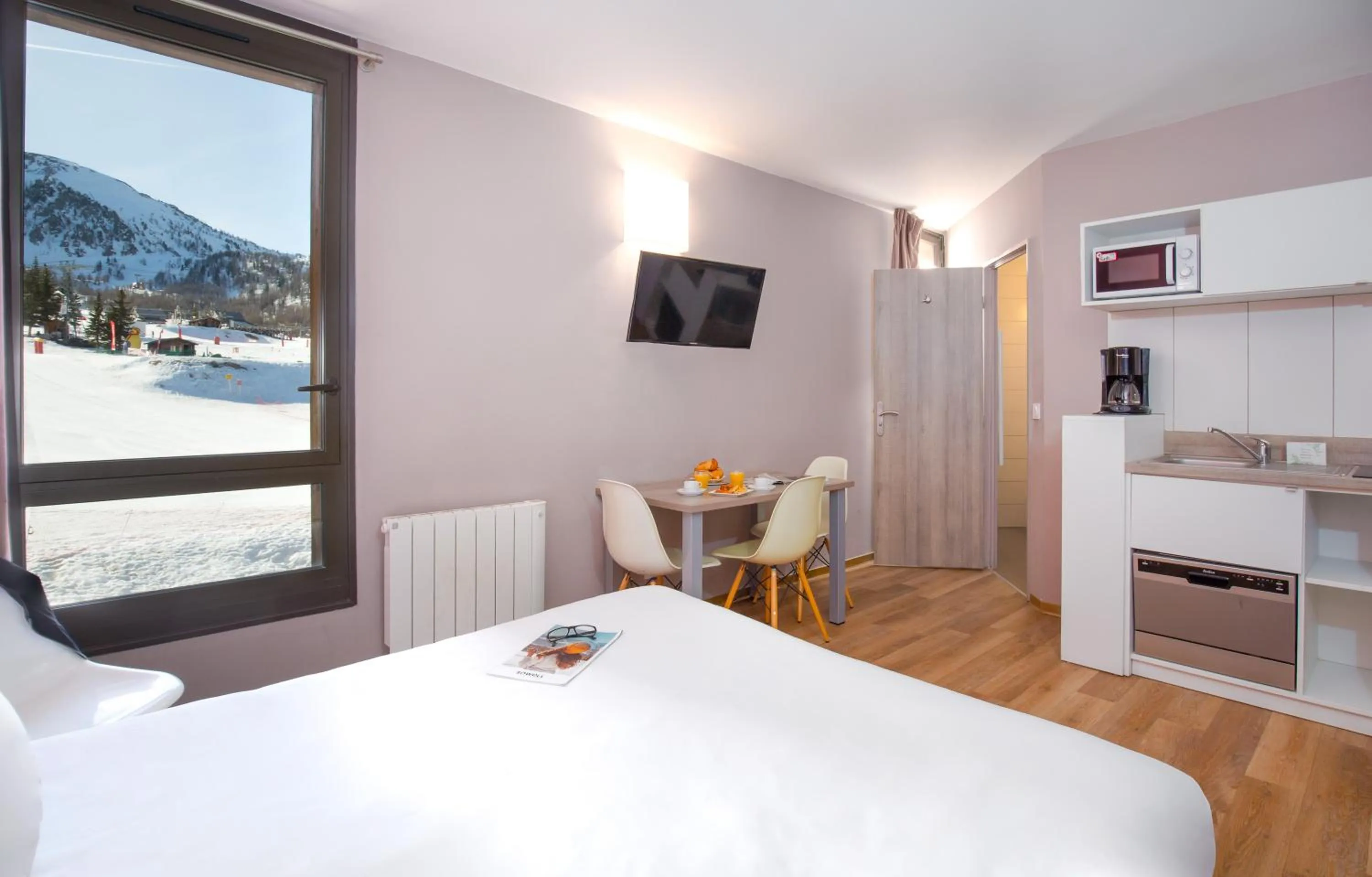 Photo of the whole room, Bed in SOWELL RESIDENCES New Chastillon