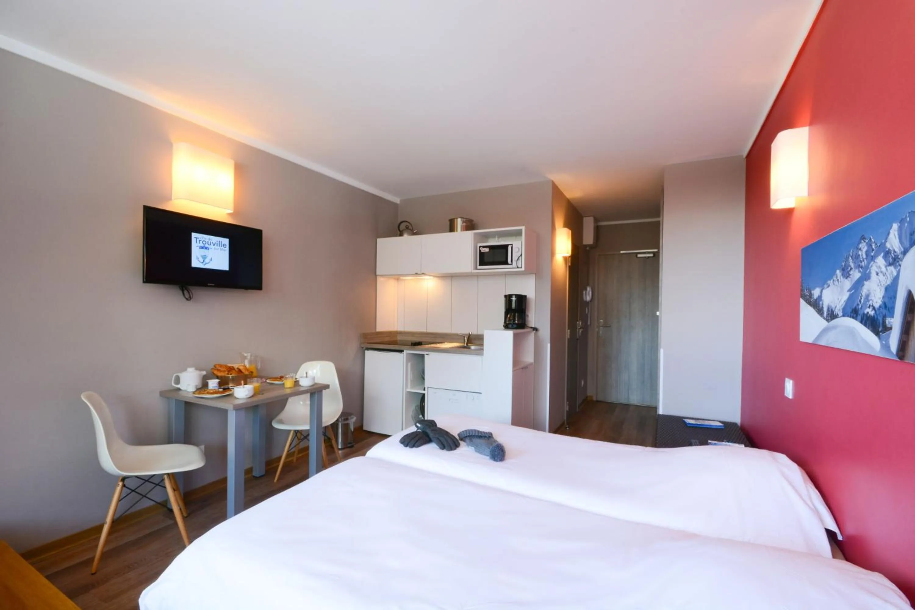 Photo of the whole room, Bed in SOWELL RESIDENCES New Chastillon