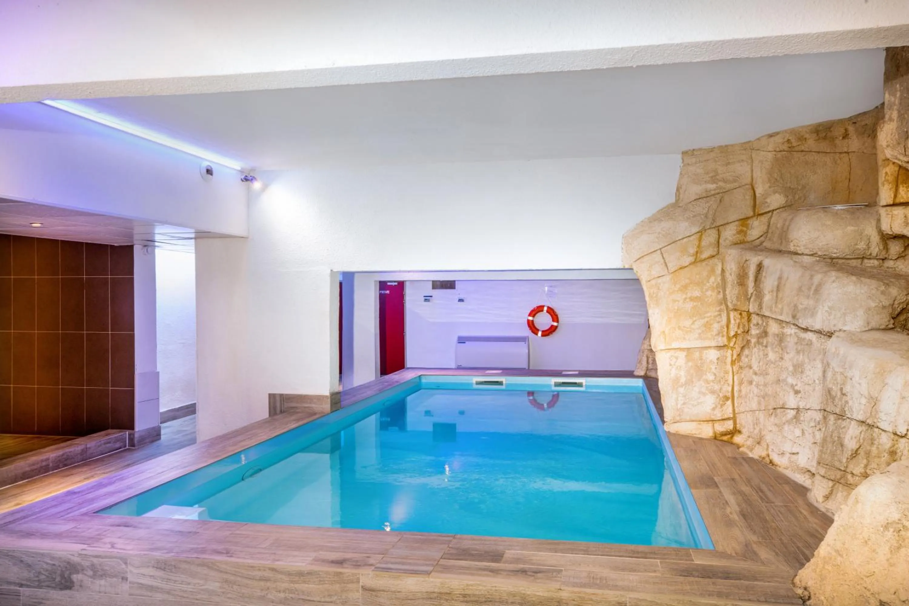 Swimming pool in SOWELL RESIDENCES New Chastillon