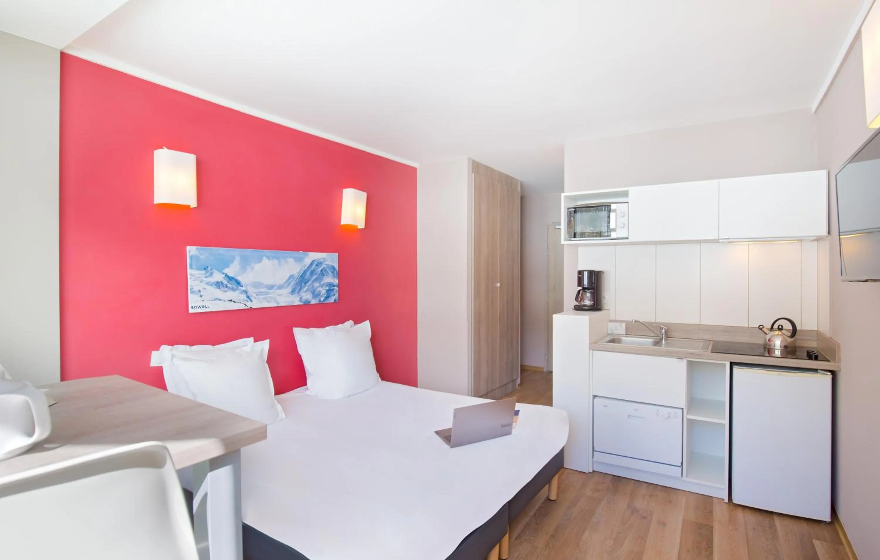 Kitchen or kitchenette, Bed in SOWELL RESIDENCES New Chastillon