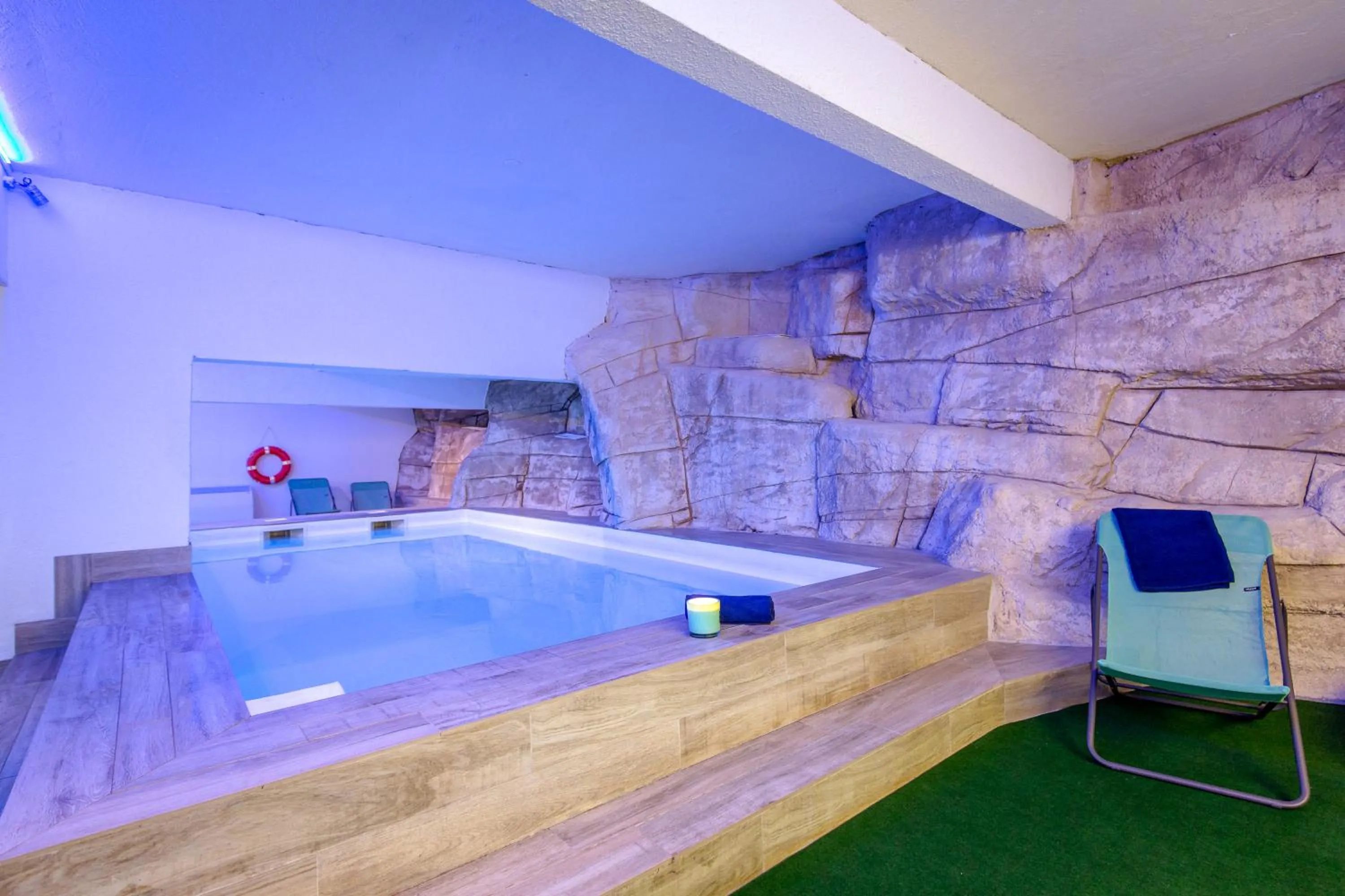 Swimming pool in SOWELL RESIDENCES New Chastillon