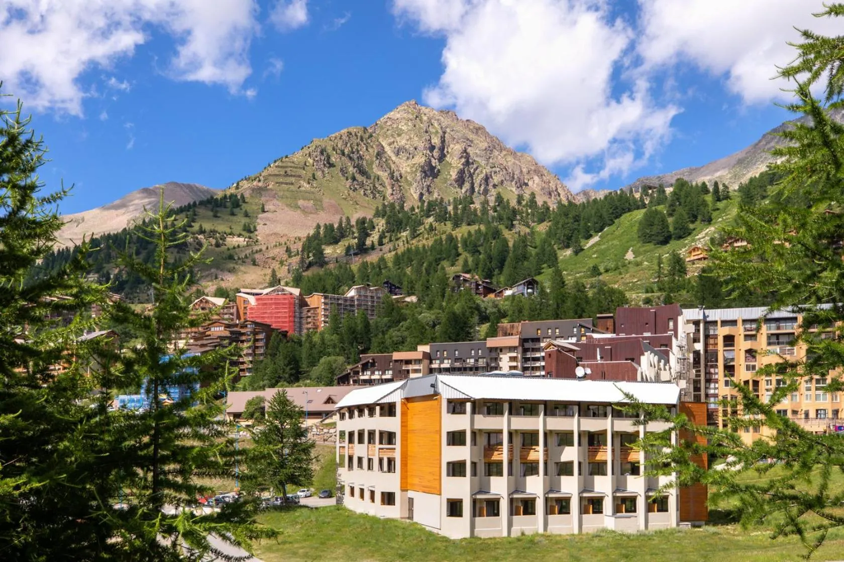 Facade/entrance in SOWELL RESIDENCES New Chastillon