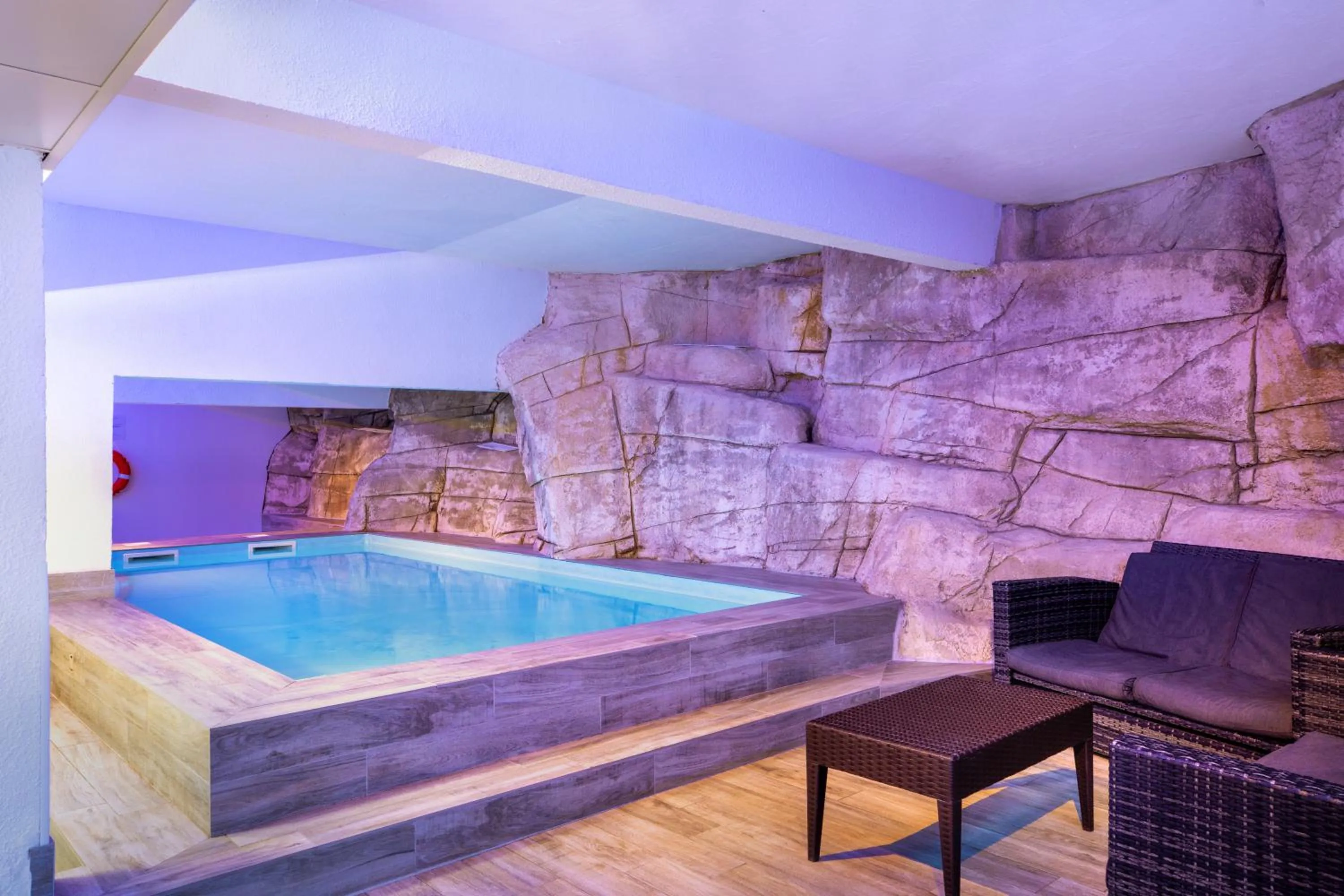 Swimming pool in SOWELL RESIDENCES New Chastillon