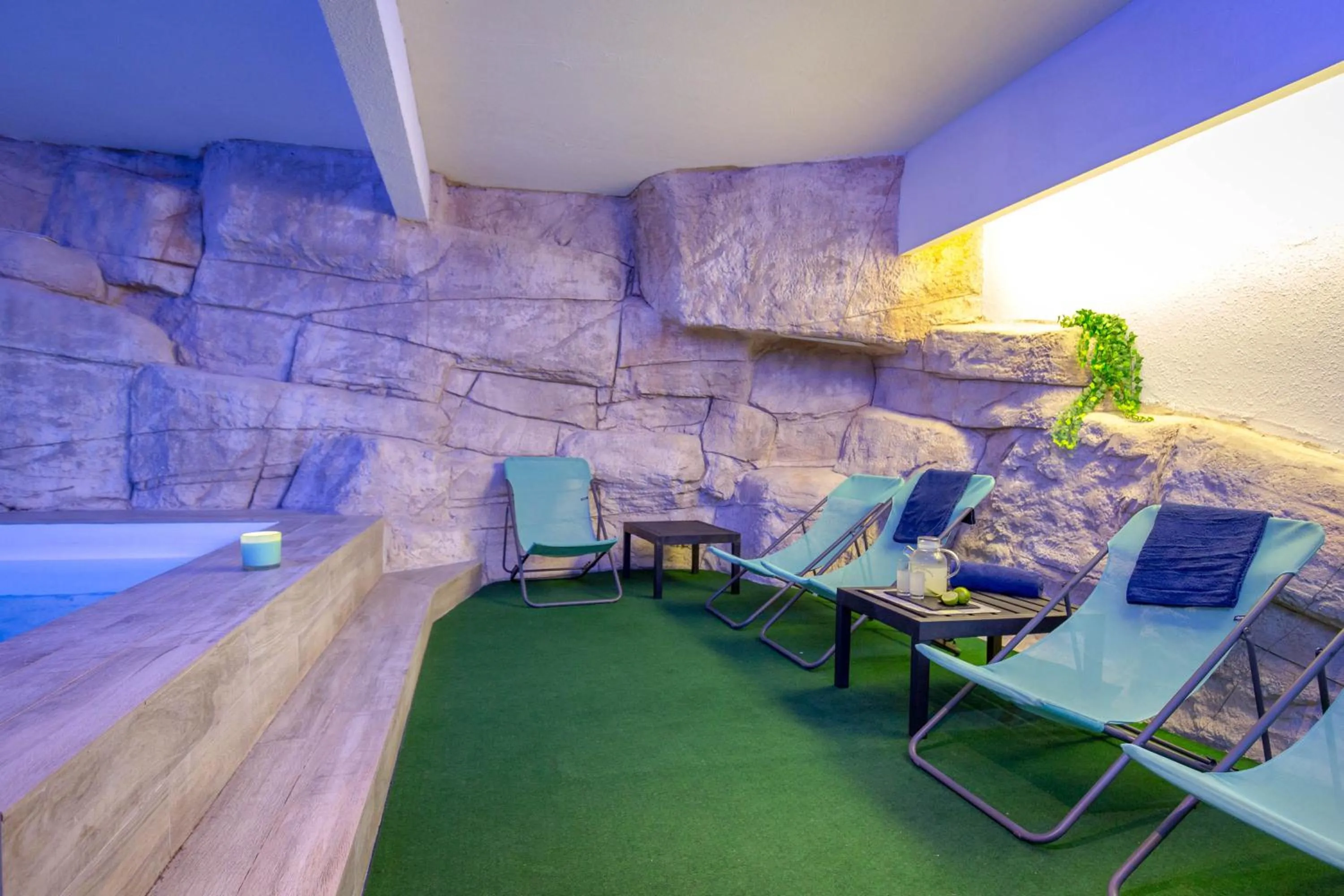 Swimming pool in SOWELL RESIDENCES New Chastillon