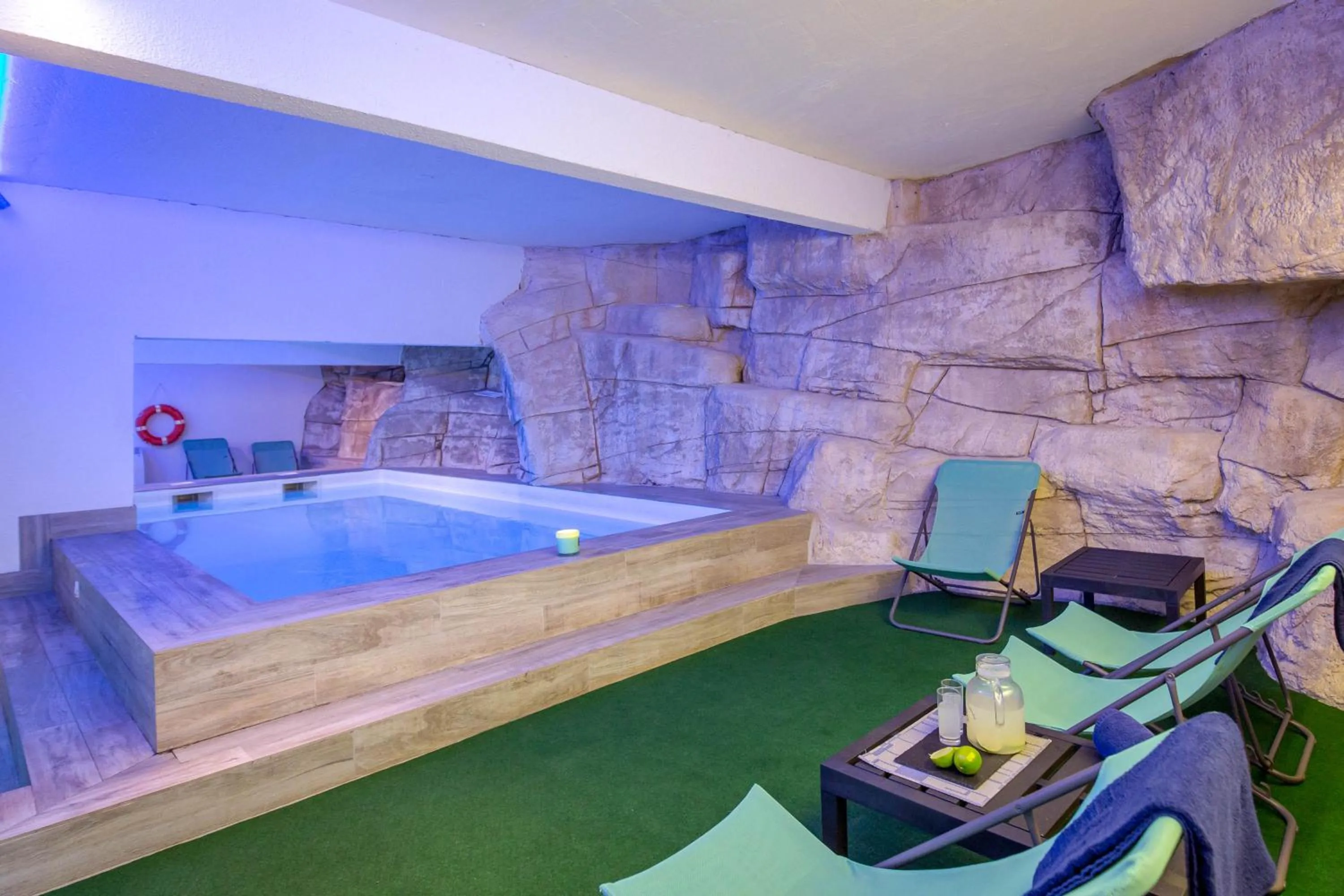 Pool view in SOWELL RESIDENCES New Chastillon