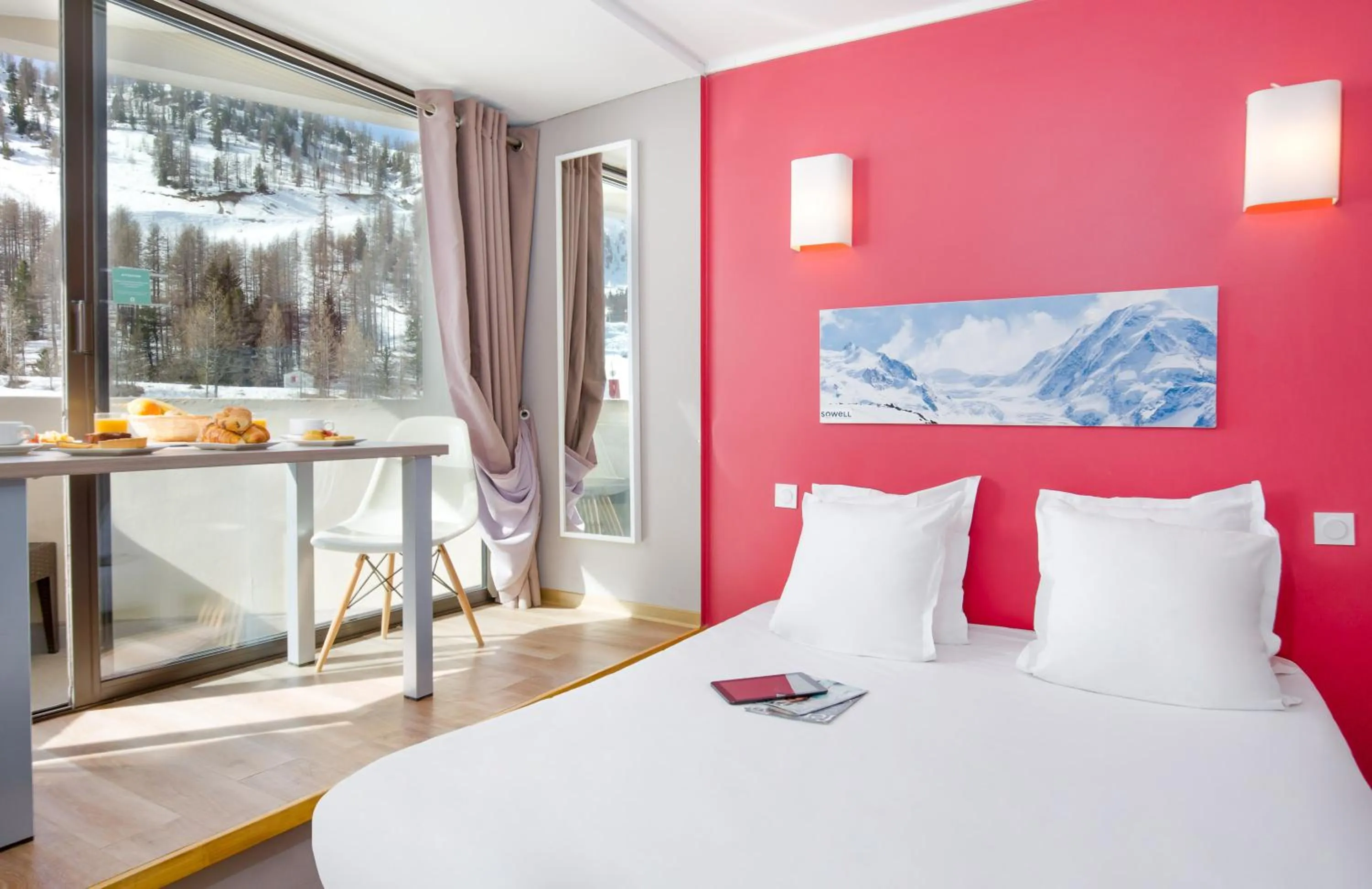 Bedroom, Bed in SOWELL RESIDENCES New Chastillon