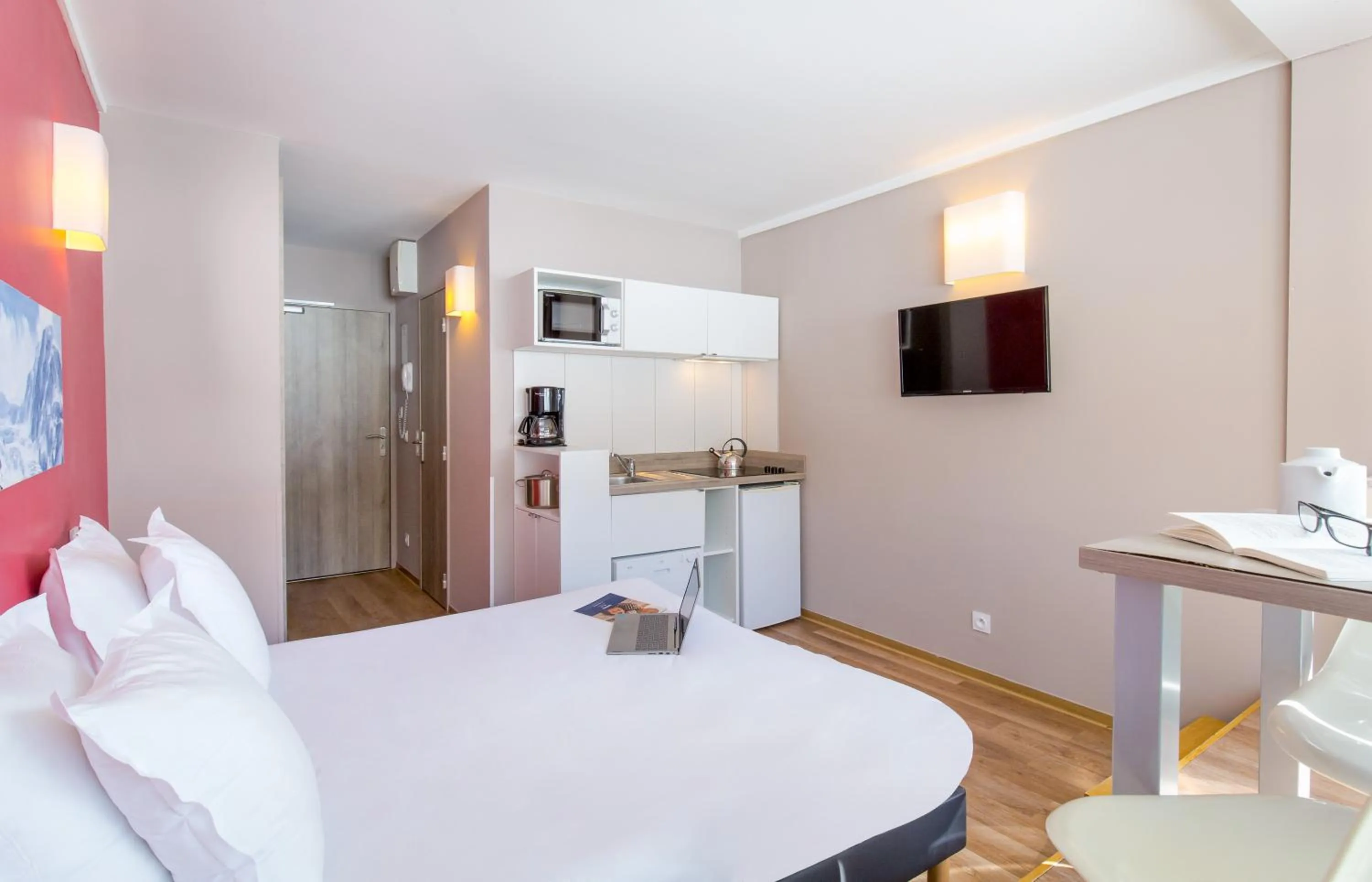 Photo of the whole room, Bed in SOWELL RESIDENCES New Chastillon