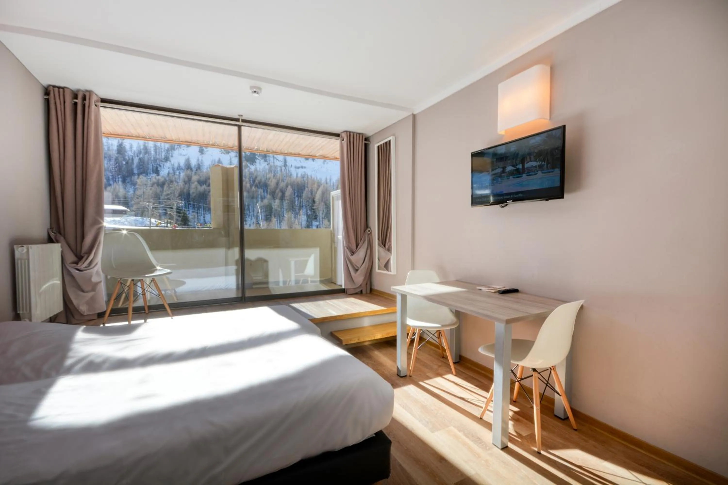 Photo of the whole room, Bed in SOWELL RESIDENCES New Chastillon