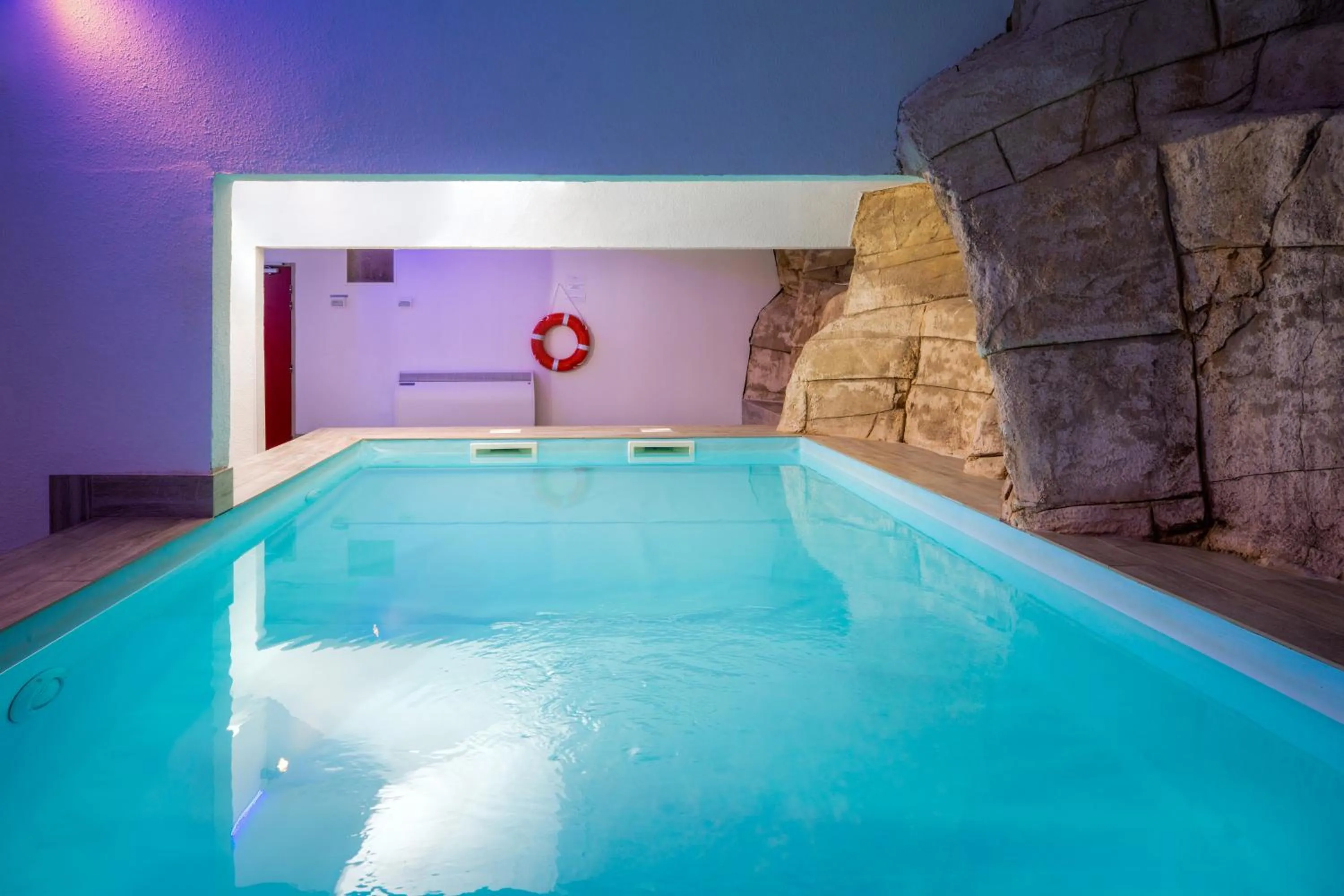 Swimming pool in SOWELL RESIDENCES New Chastillon