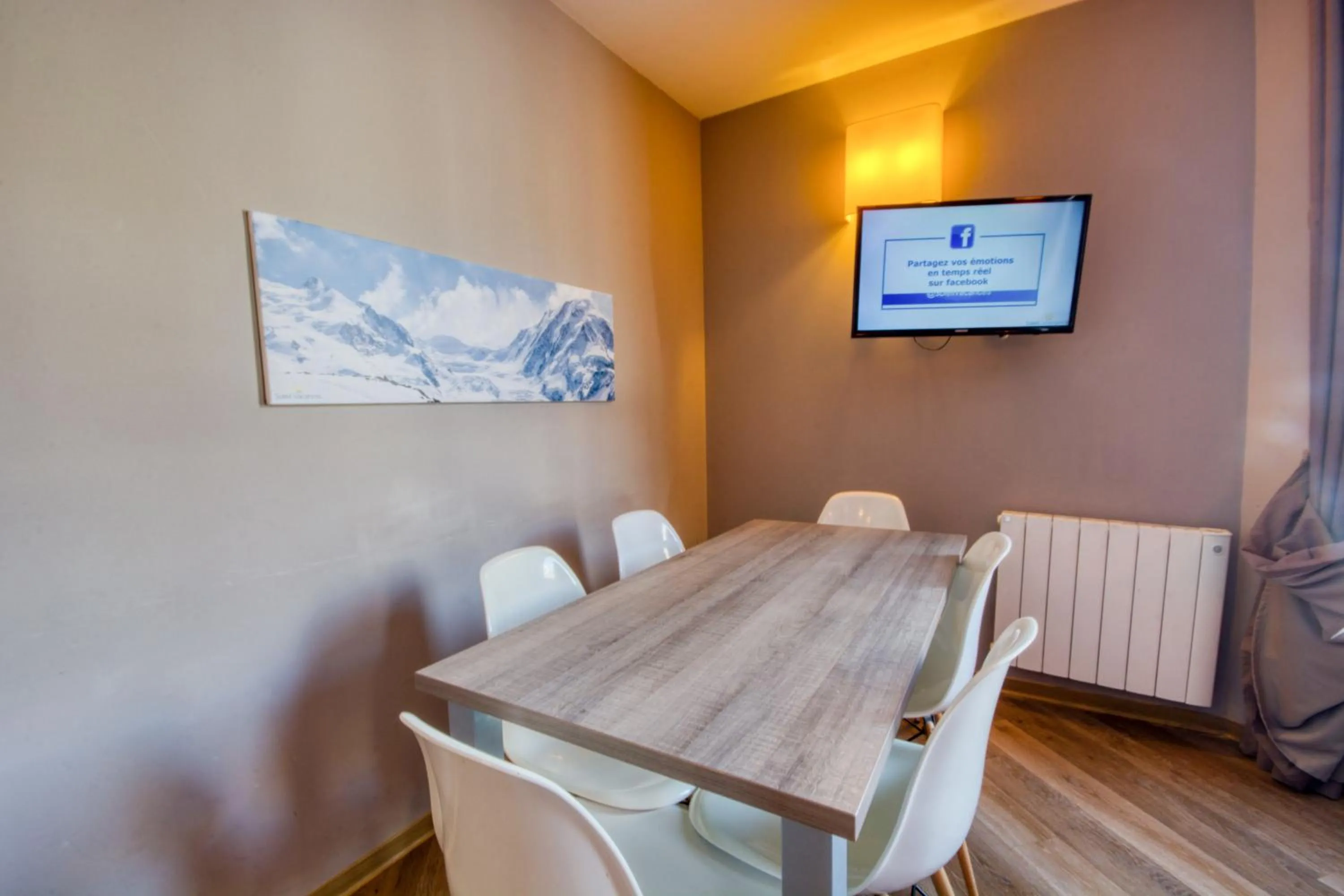 Dining area in SOWELL RESIDENCES New Chastillon