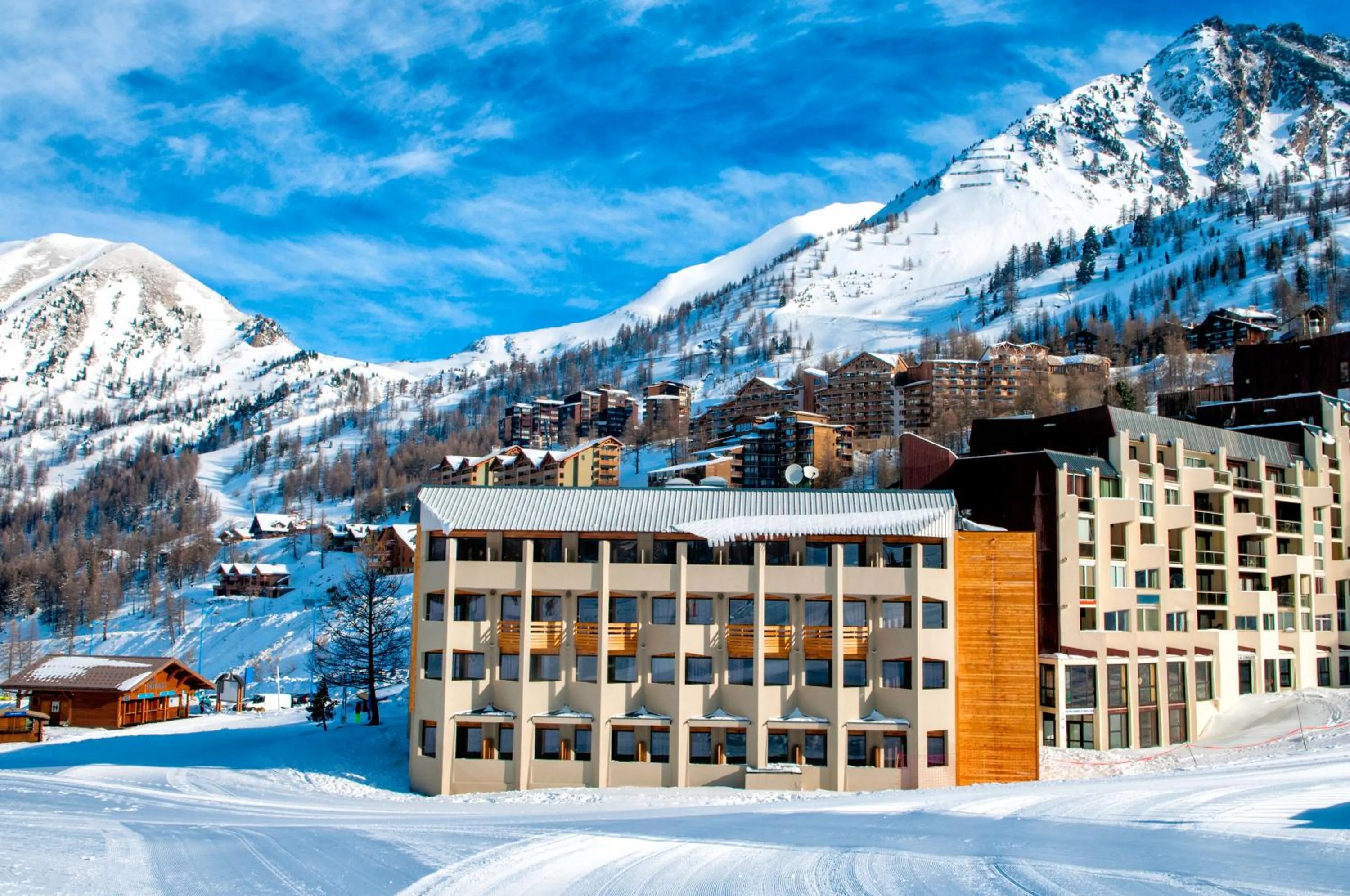 Facade/entrance in SOWELL RESIDENCES New Chastillon