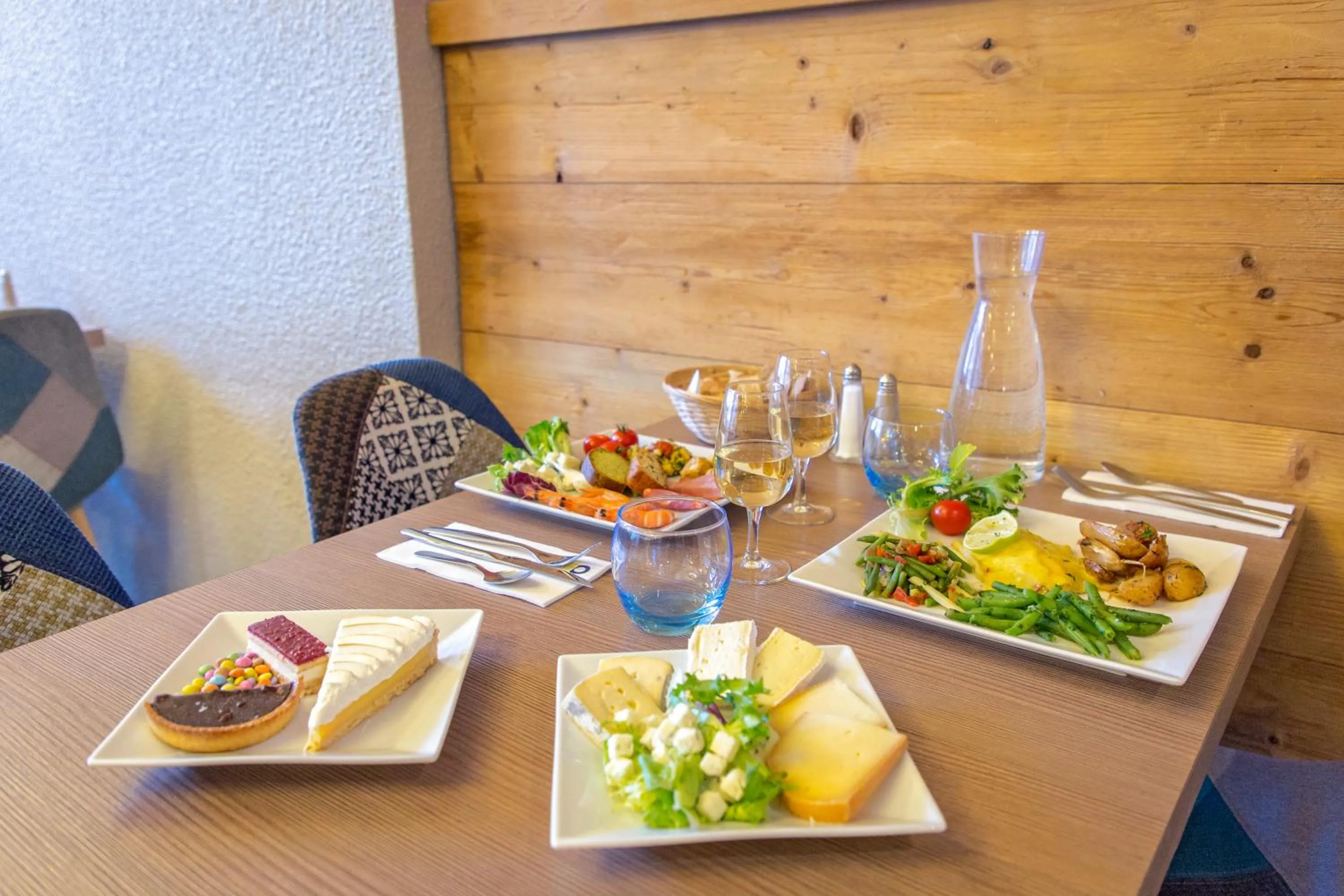 Restaurant/places to eat in SOWELL HOTELS Le Pas du Loup