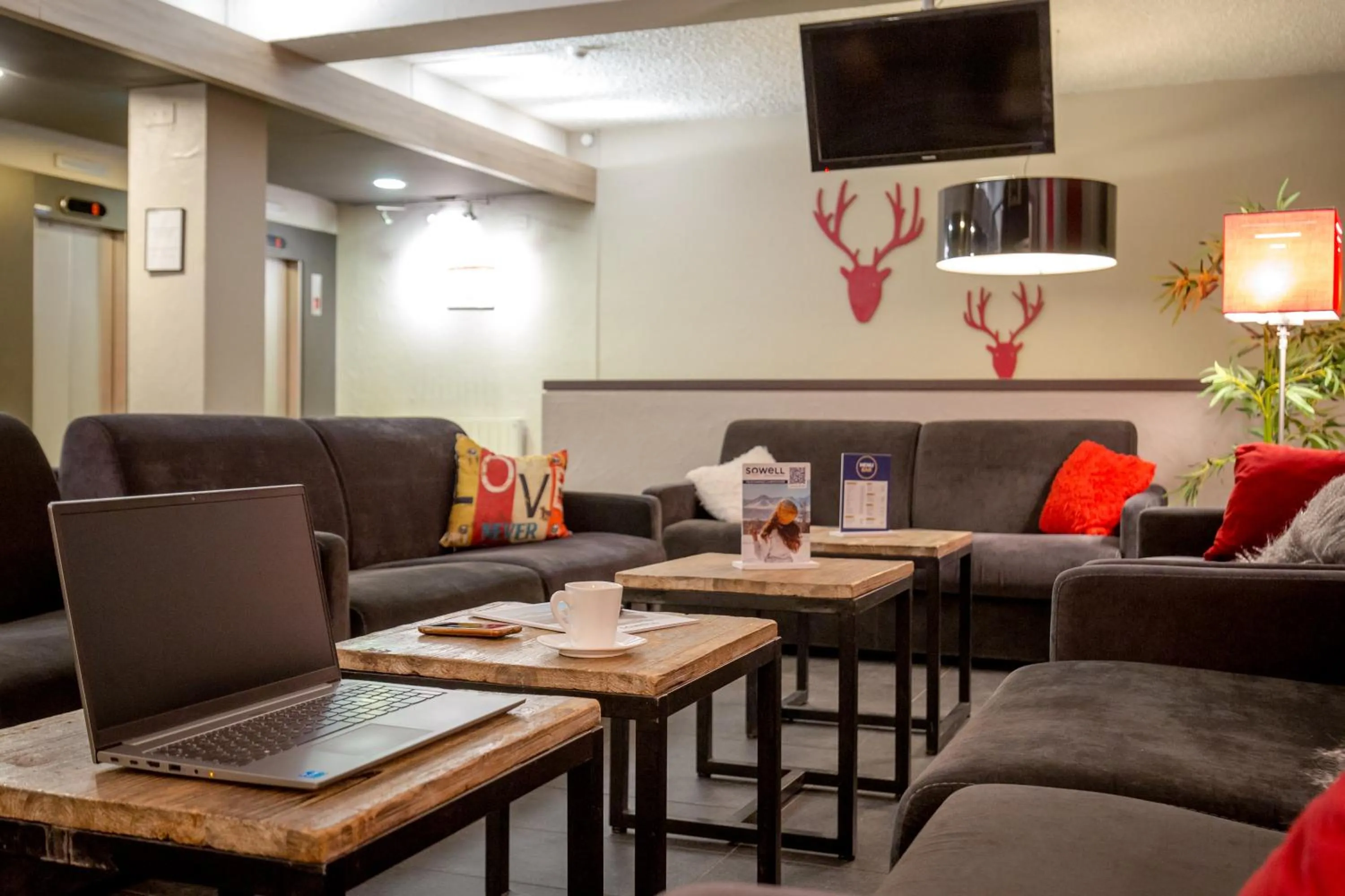 Lounge or bar in SOWELL HOTELS Le Pas du Loup