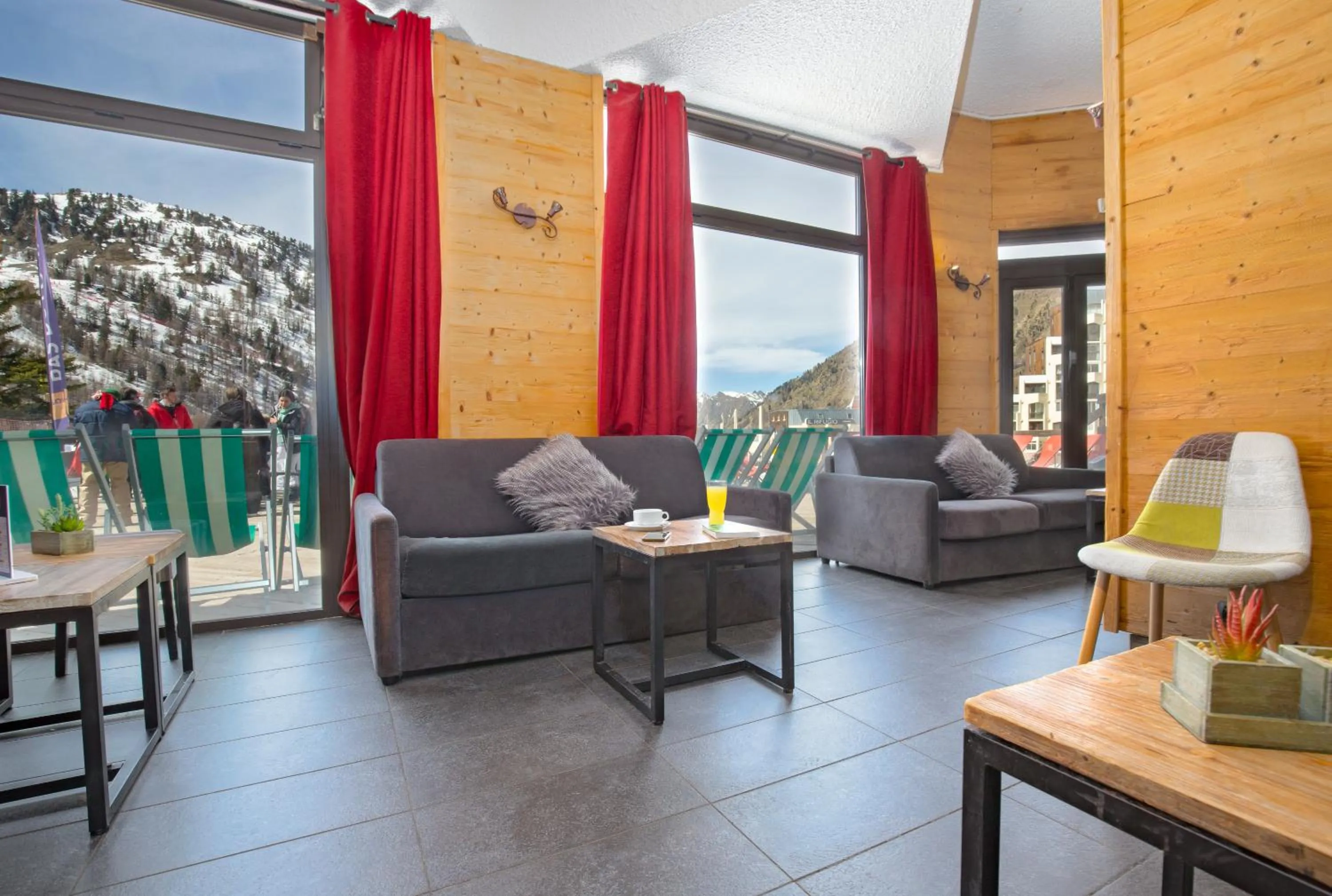 Lounge or bar in SOWELL HOTELS Le Pas du Loup