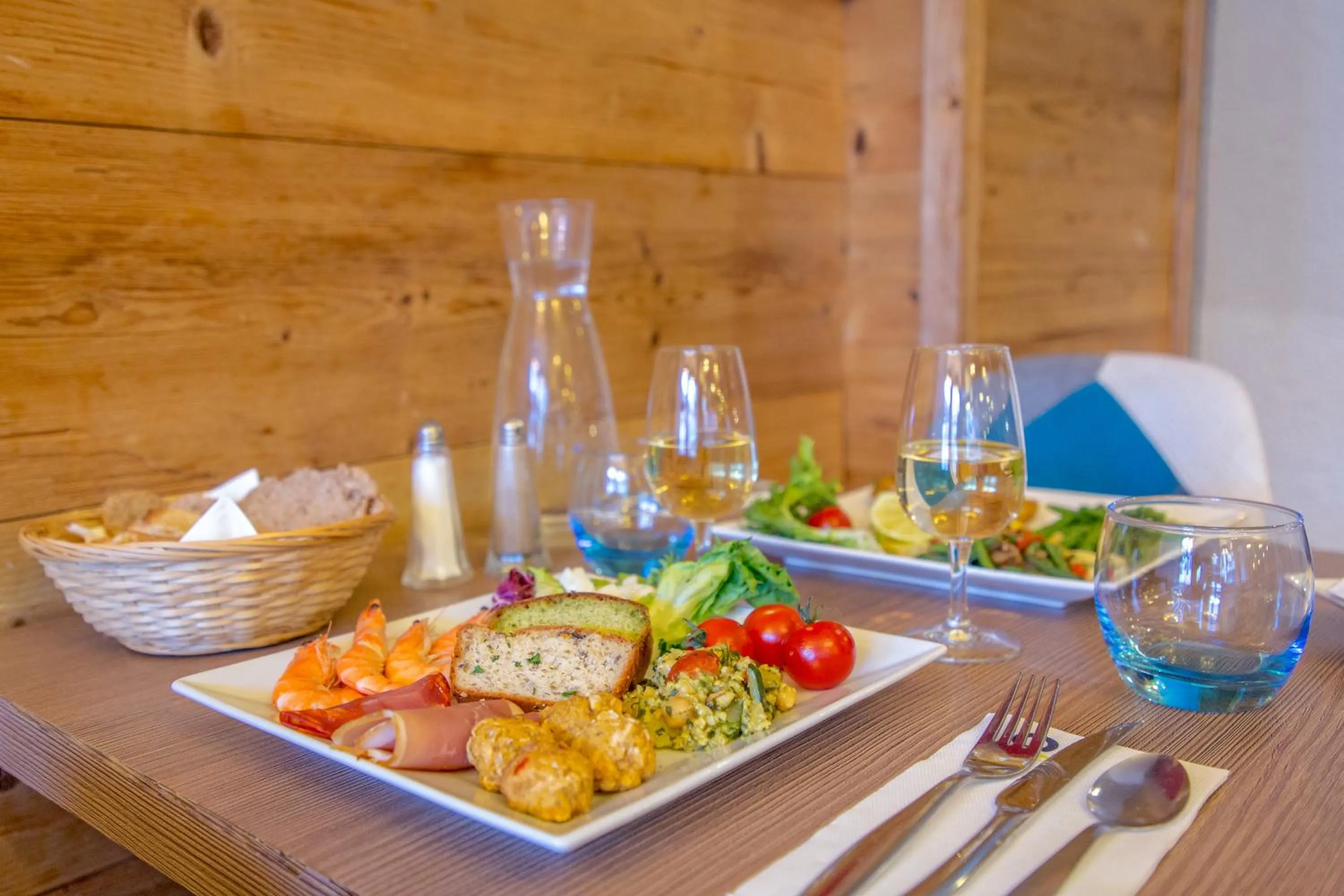 Restaurant/places to eat in SOWELL HOTELS Le Pas du Loup