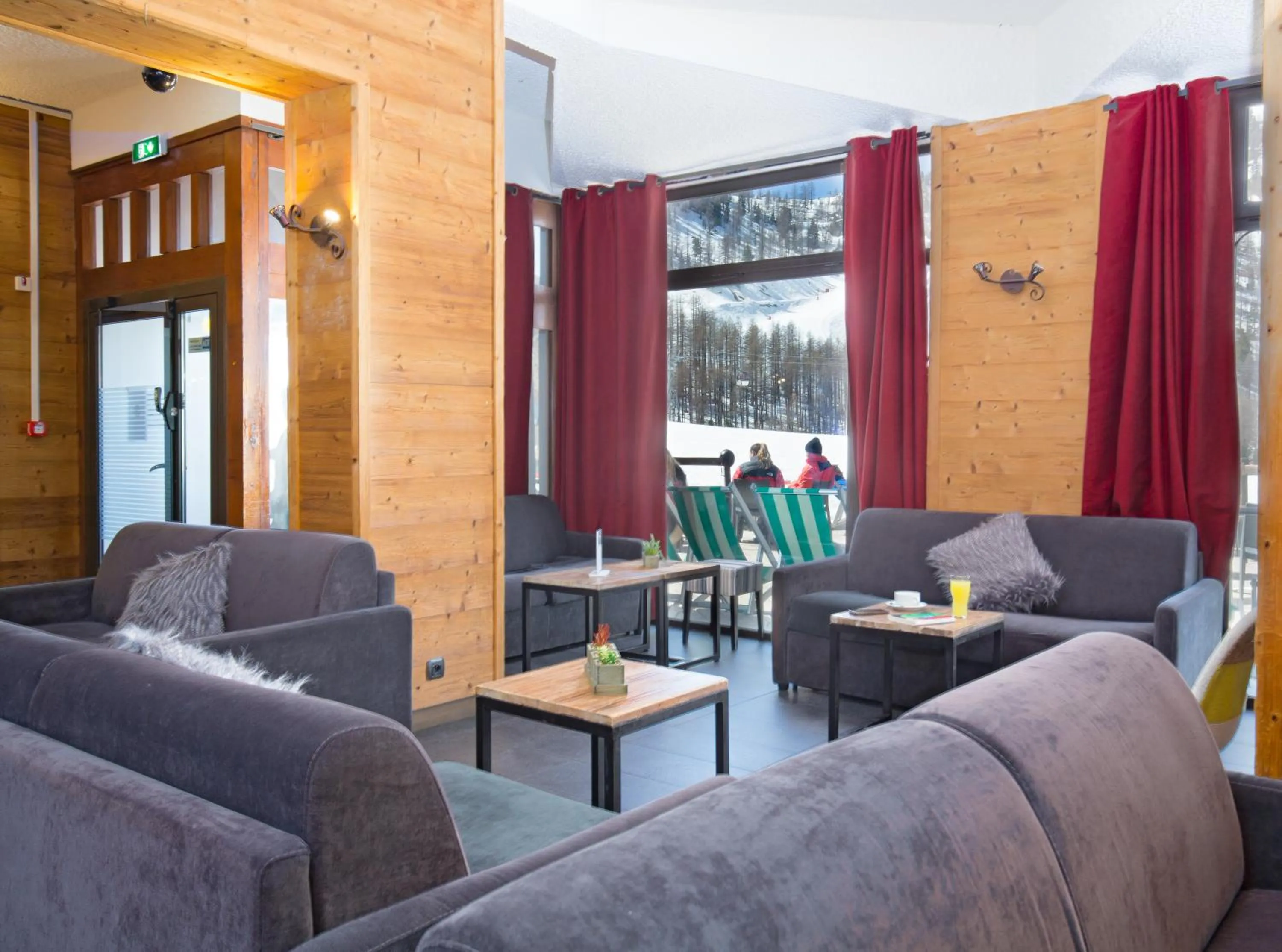Lounge or bar in SOWELL HOTELS Le Pas du Loup
