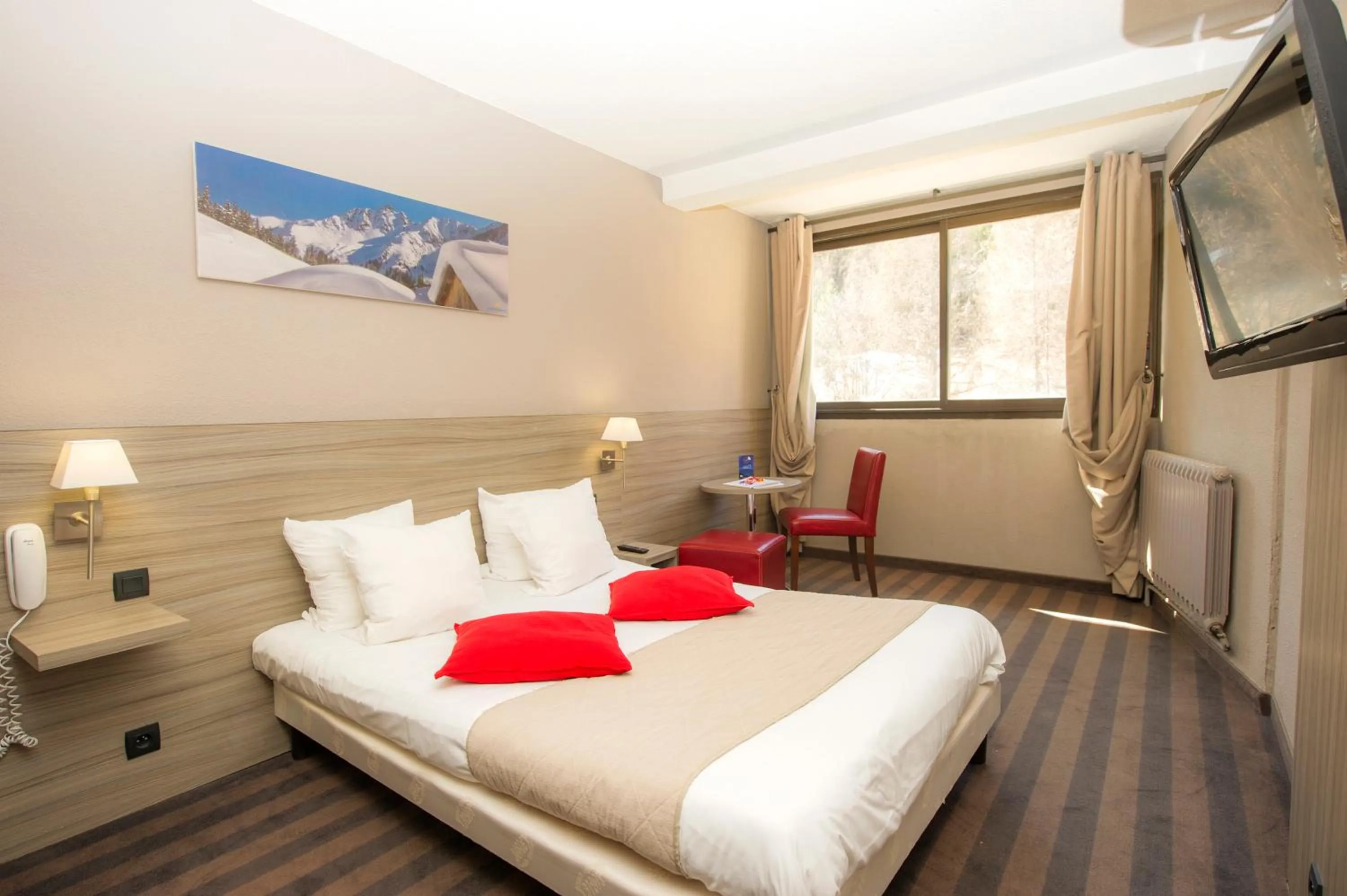 Photo of the whole room, Bed in SOWELL Family Les Bergers