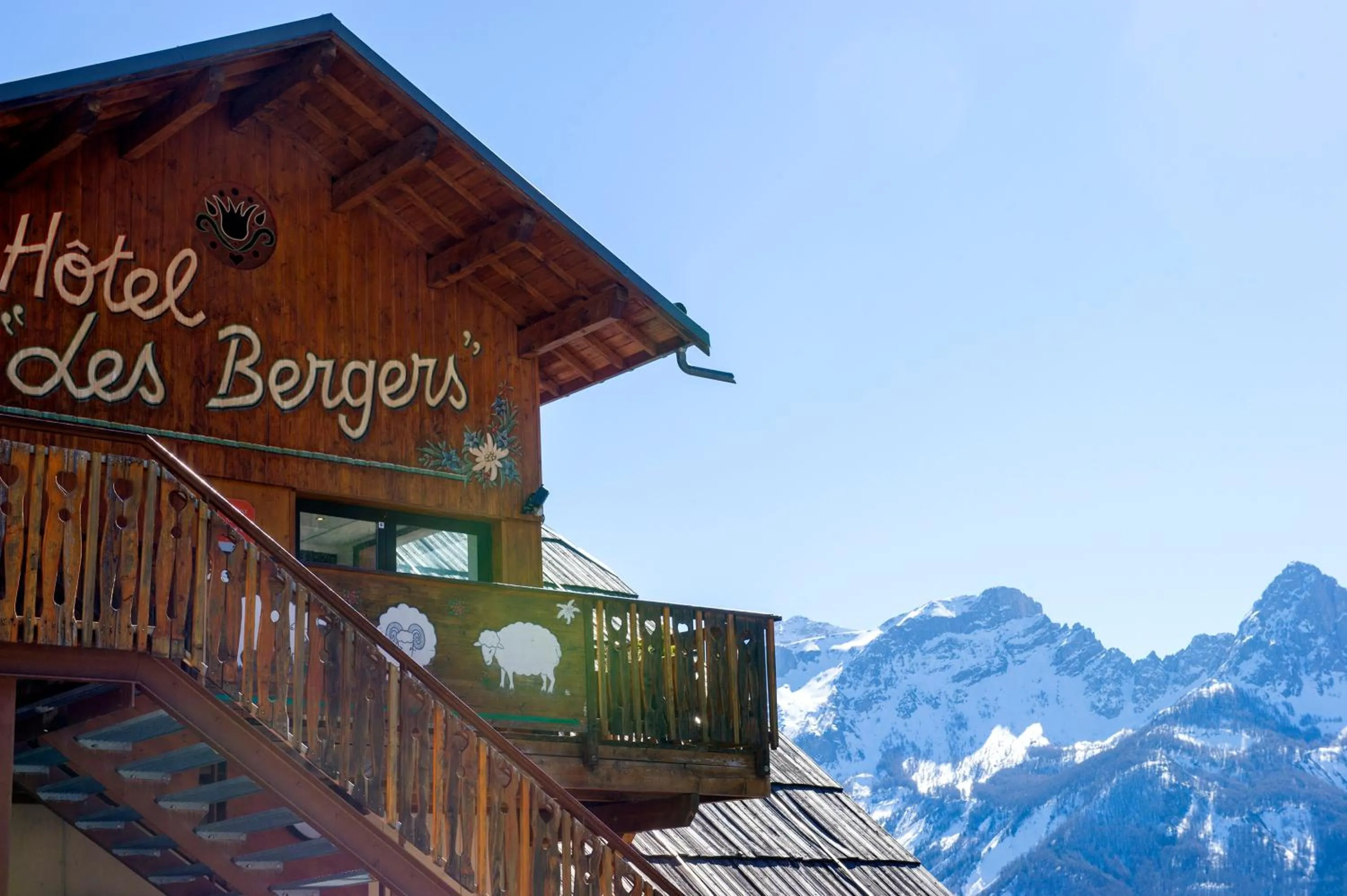 Facade/entrance in SOWELL Family Les Bergers