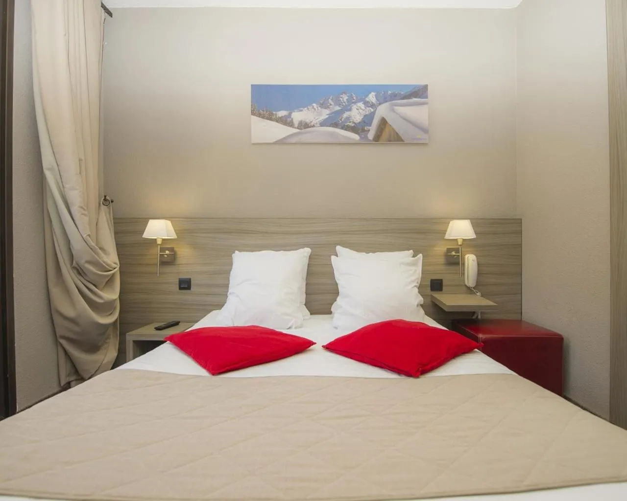 Photo of the whole room, Bed in SOWELL Family Les Bergers