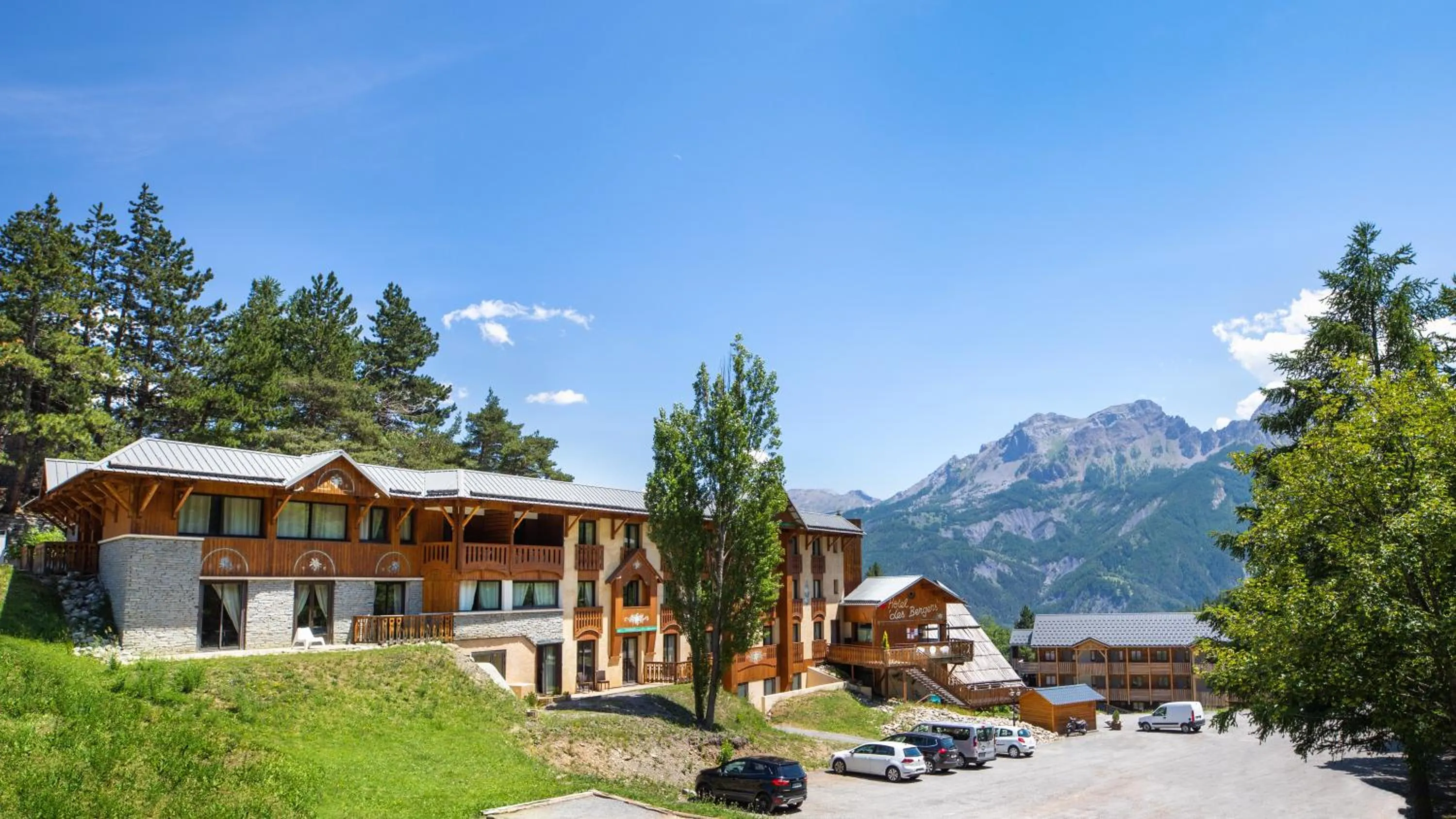 Facade/entrance in SOWELL Family Les Bergers