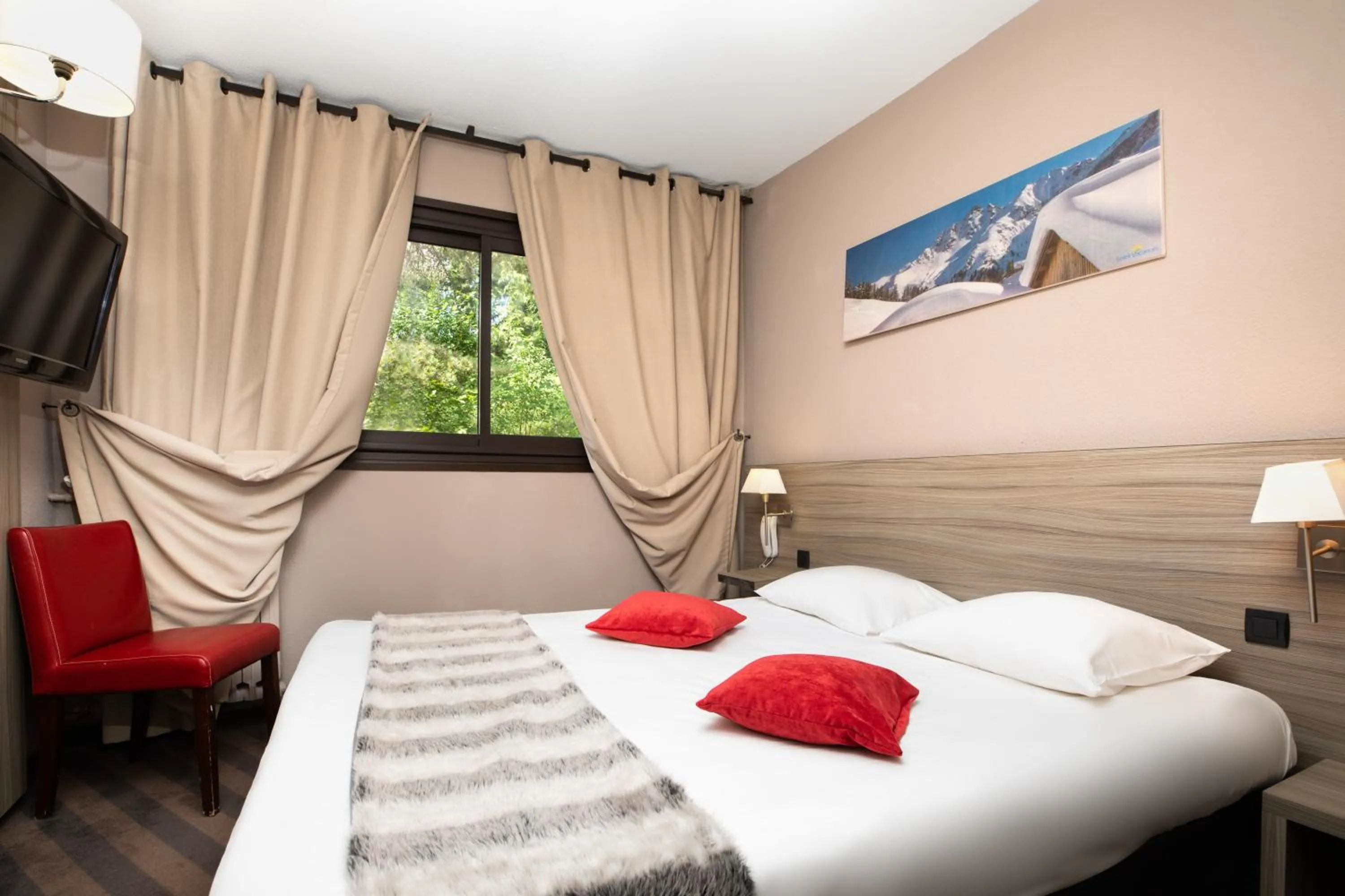 Photo of the whole room, Bed in SOWELL Family Les Bergers