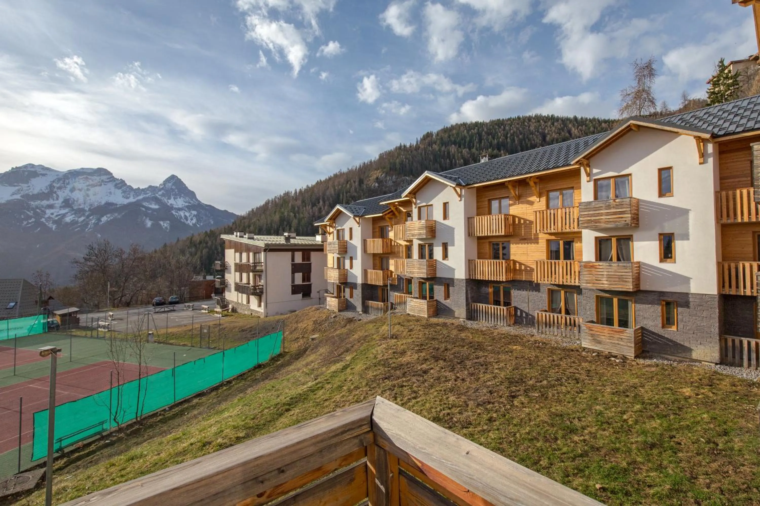 Tennis court in SOWELL Family Les Bergers
